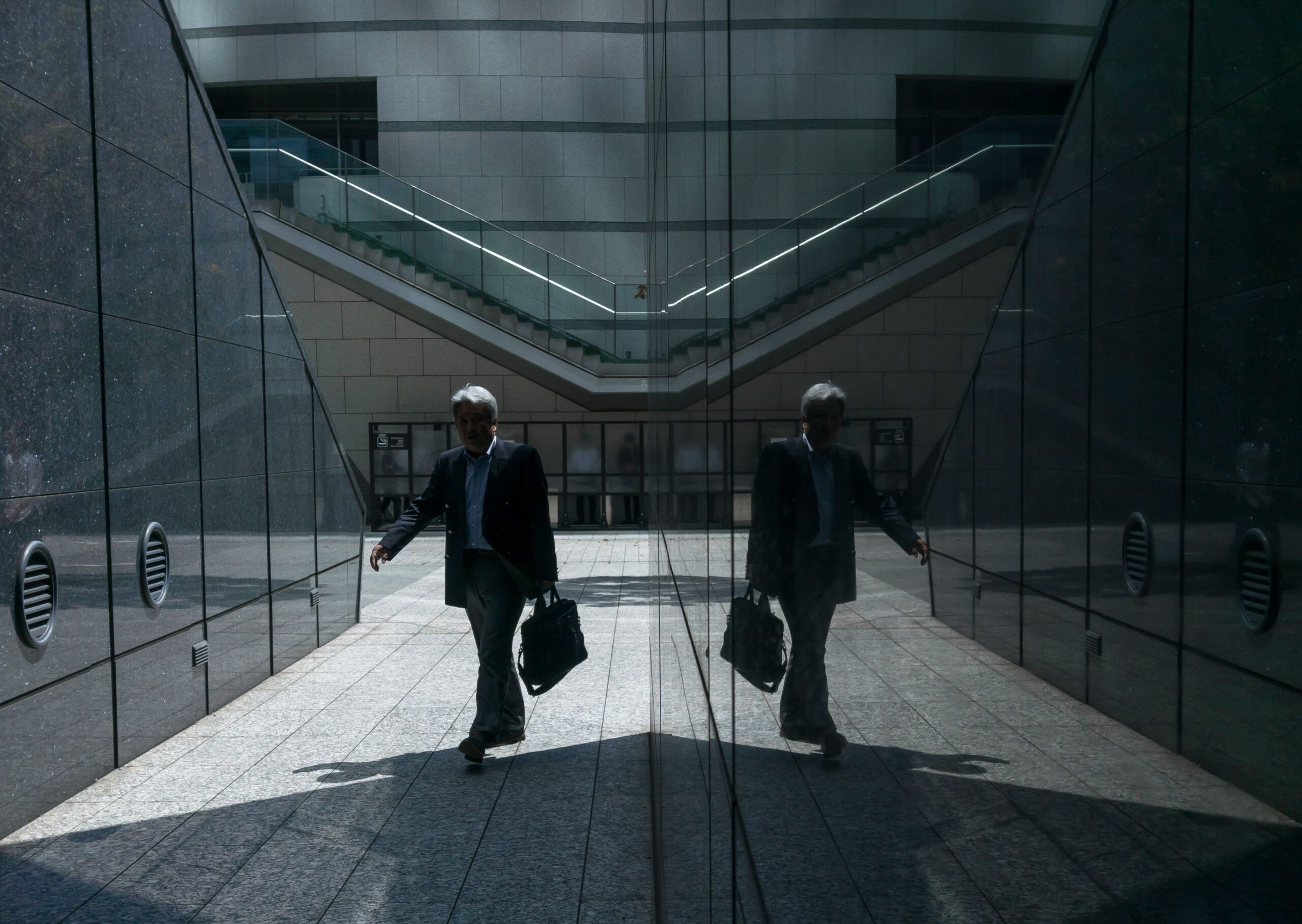 Japão vale a pena para brasileiros em 2026 Rua movimentada de Tóquio com sinalização em japonês e pedestres em 2026