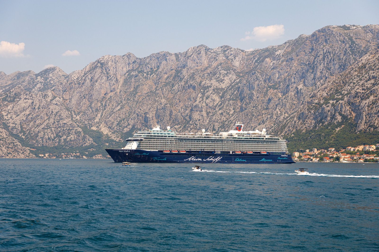 Passageiros aproveitando o convés de um navio de cruzeiro com bebidas incluídas no pacote all inclusive