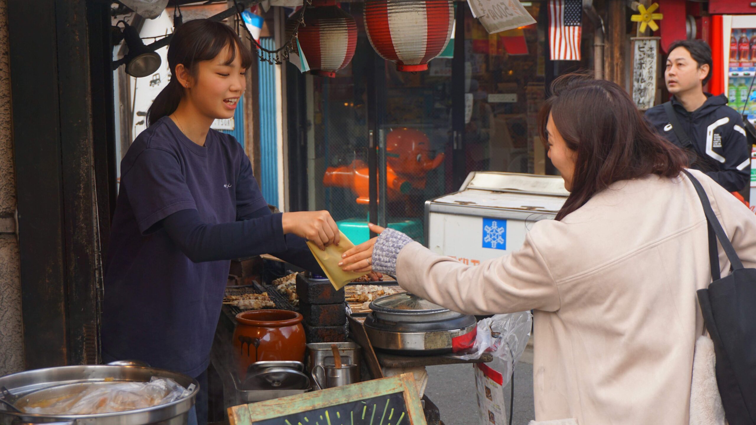 Vale a pena trabalhar com salário mínimo no Japão em 2026? Rua urbana no Japão representando o custo de vida e o salário mínimo japonês em 2026