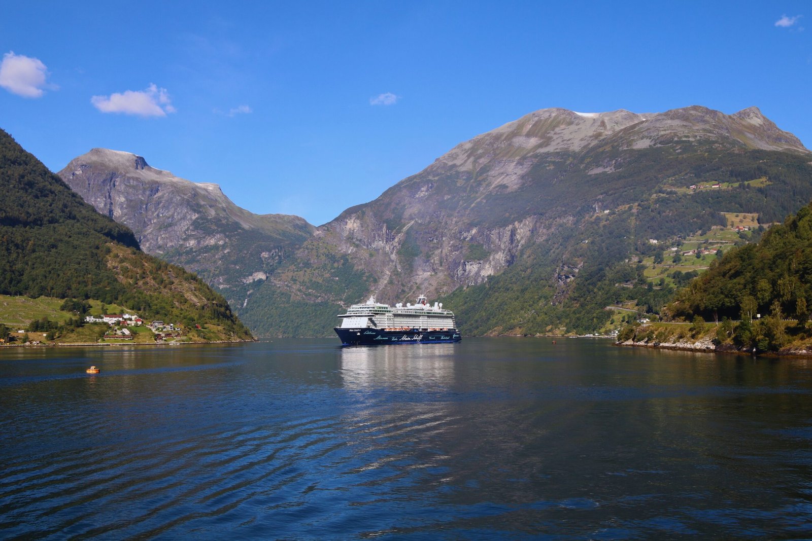 Vila norueguesa às margens do fiorde Vila à beira de um fiorde durante cruzeiro pelos fiordes noruegueses em 2026