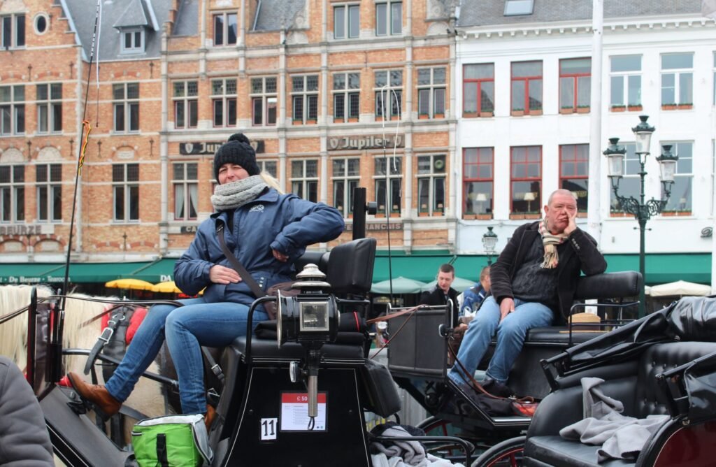 Bélgica Vale a Pena para Brasileiros em 2026? Prós, Contras e Custo Notas de Euro e moedas organizadas ao lado de uma planilha de controle financeiro mensal em Bruxelas.