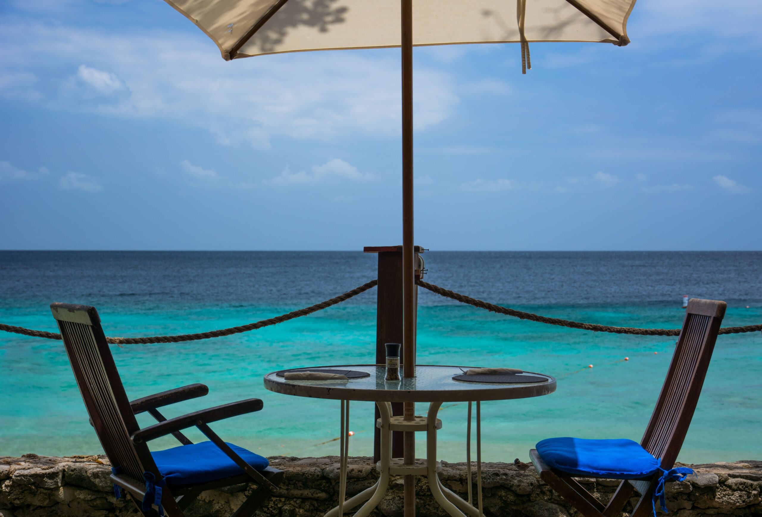 Jamaica vale a pena para brasileiros em 2026 Praia de areia branca e mar azul-turquesa na costa da Jamaica
