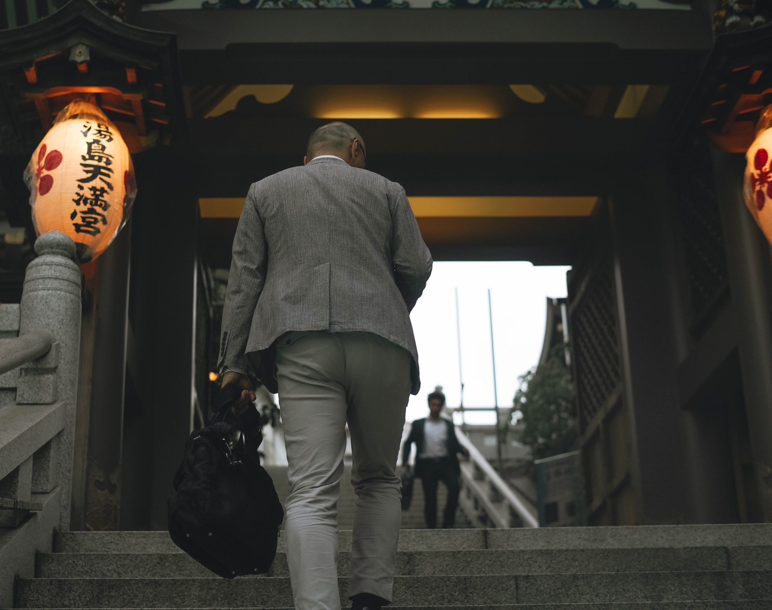Salário mínimo no Japão em reais: quanto vale a hora trabalhada em 2026 Trabalhador em fábrica japonesa representando o salário mínimo no Japão em reais para brasileiros