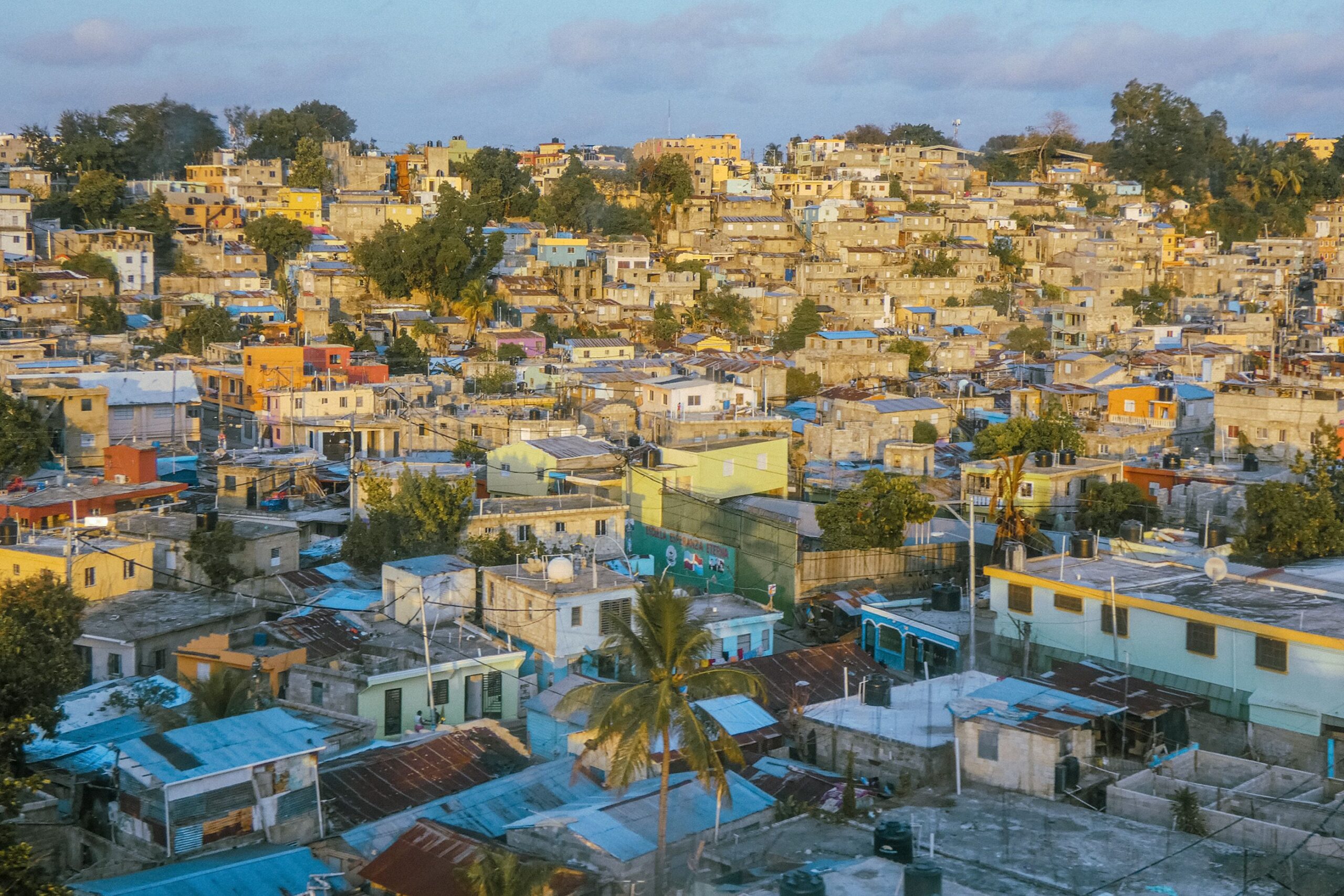 Vida real na Jamaica além do turismo em 2026 Pôr do sol em praia da Jamaica simbolizando o dia a dia fora do turismo