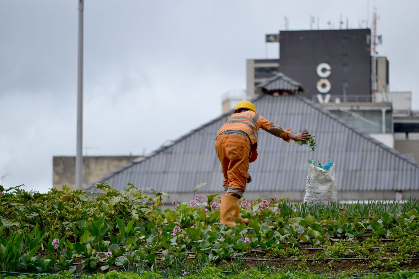 Centro de logística e armazém representando vagas de emprego para brasileiros na Lituânia