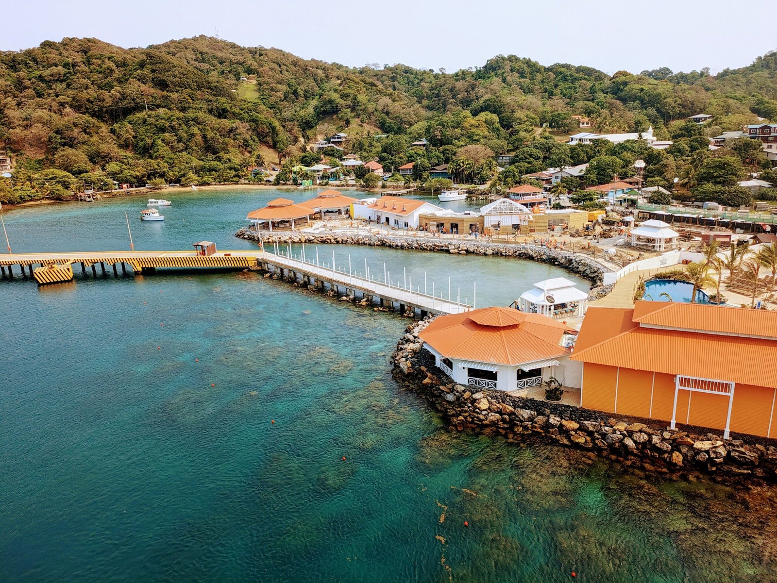 Praia caribenha em Roatán, Honduras, com água cristalina e coqueiros