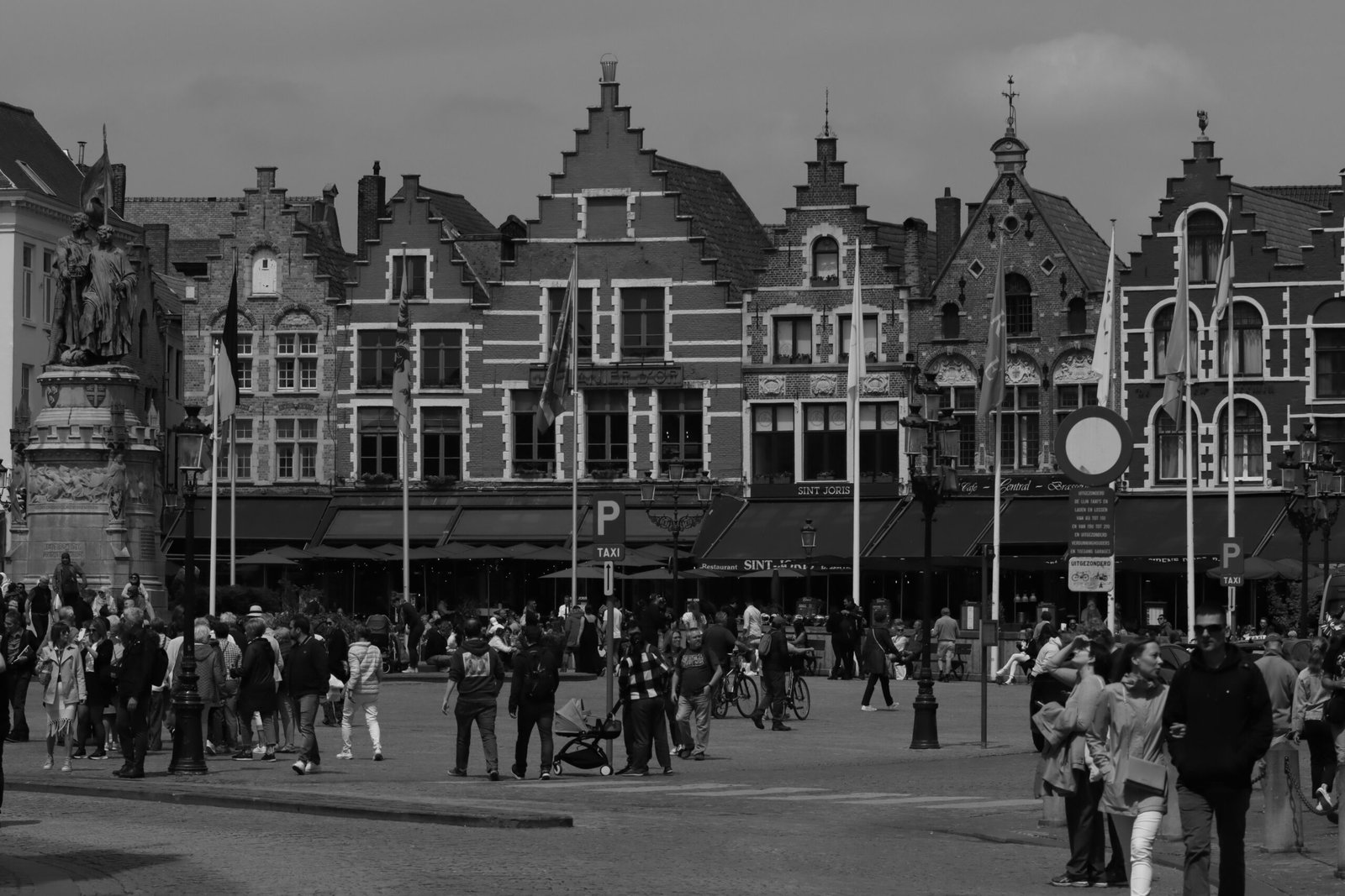 Mercado de trabalho na Bélgica para brasileiros em 2026 Trabalhador em ambiente urbano europeu representando o mercado de trabalho na Bélgica em 2026