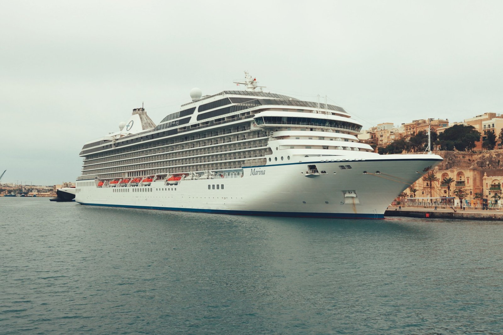 Cruzeiro de travessia Brasil Europa de navio navegando em alto-mar no Atlântico