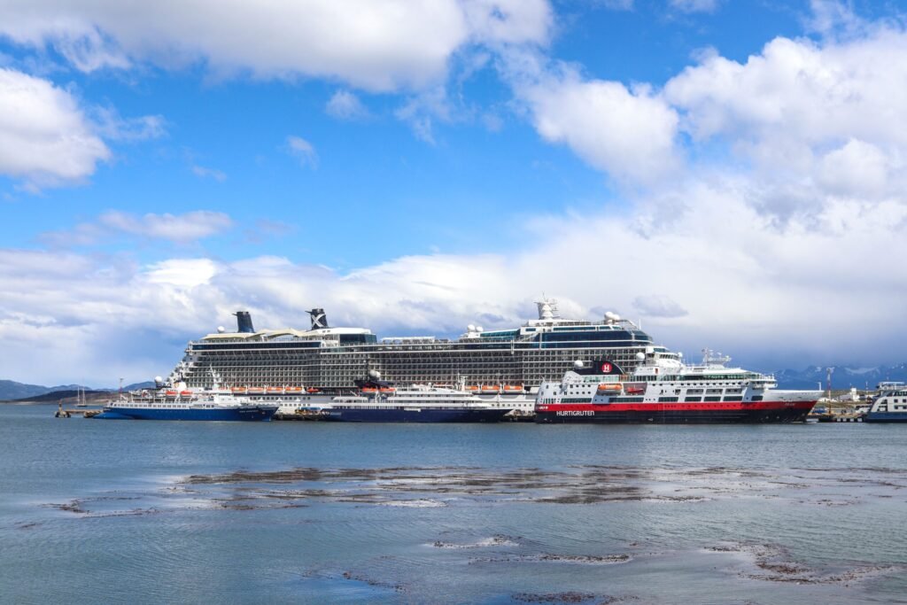 Cruzeiro pela América do Sul em 2026: Rota Brasil, Argentina e Uruguai Vista do porto de Buenos Aires ao entardecer com o navio de cruzeiro atracado no terminal de passageiros.