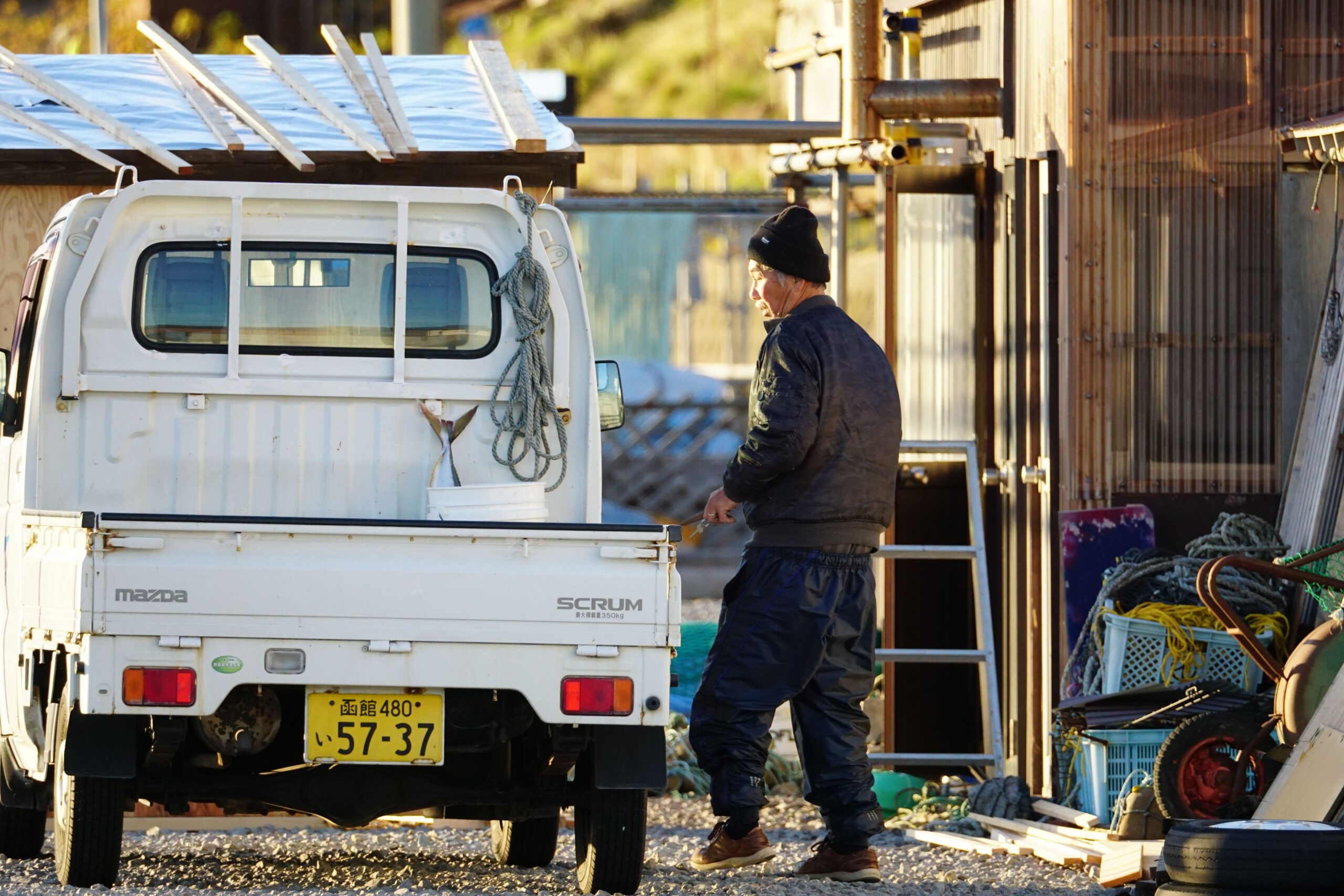 Custo de vida nas cidades japonesas em 2026 Rua tradicional japonesa com sinalização em quiosques, representando o custo de vida no Japão