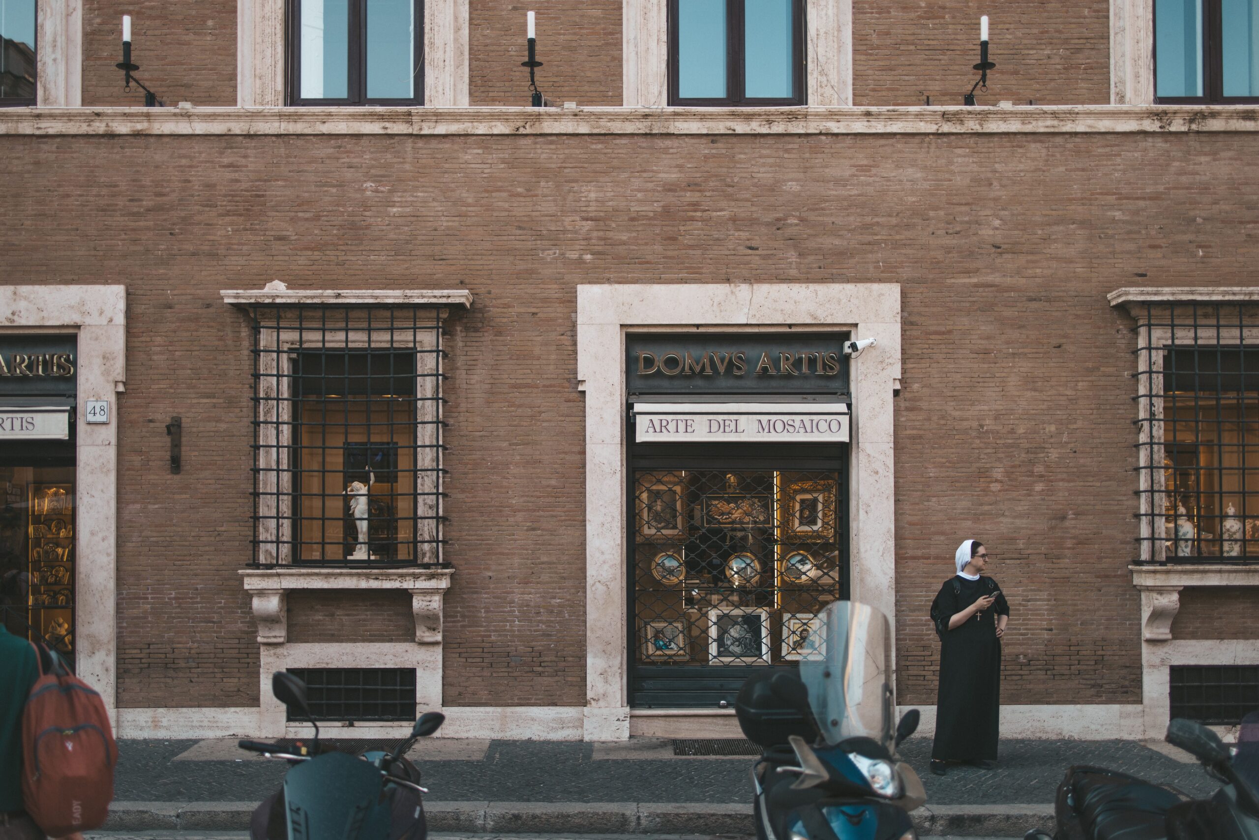 Documentos e cartão internacional para viajar ao Vaticano Turista com passaporte e cartão internacional se preparando para visitar o Vaticano em Roma