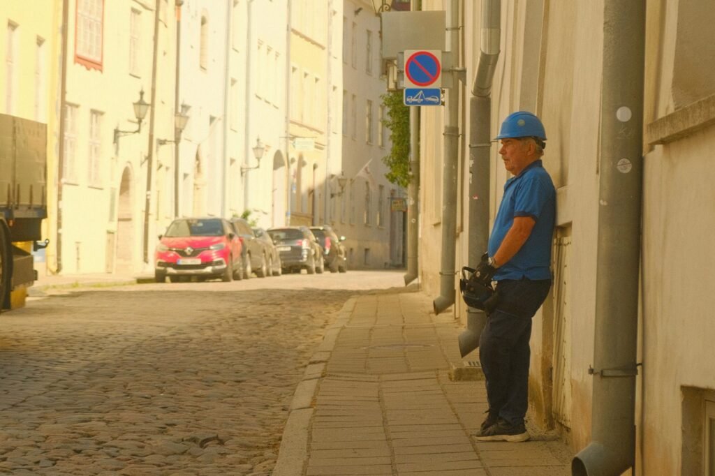 Vagas de Emprego na Lituânia para Brasileiros em 2026: Áreas, Vistos e Sites Profissional brasileiro trabalhando em um escritório corporativo moderno no centro comercial de Vilnius, Lituânia.