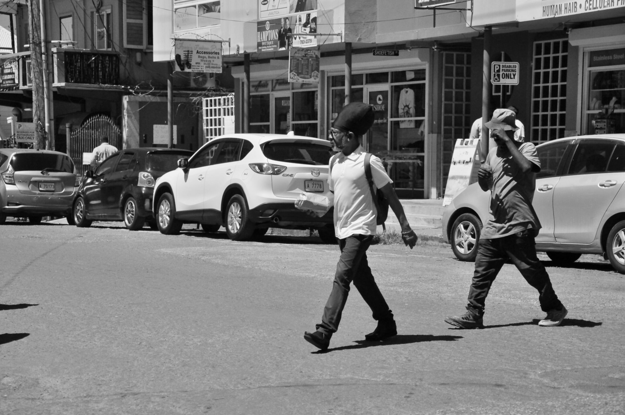 Mercado de trabalho na Jamaica em 2026 para estrangeiros Profissionais em ambiente de escritório moderno de BPO em Kingston, Jamaica