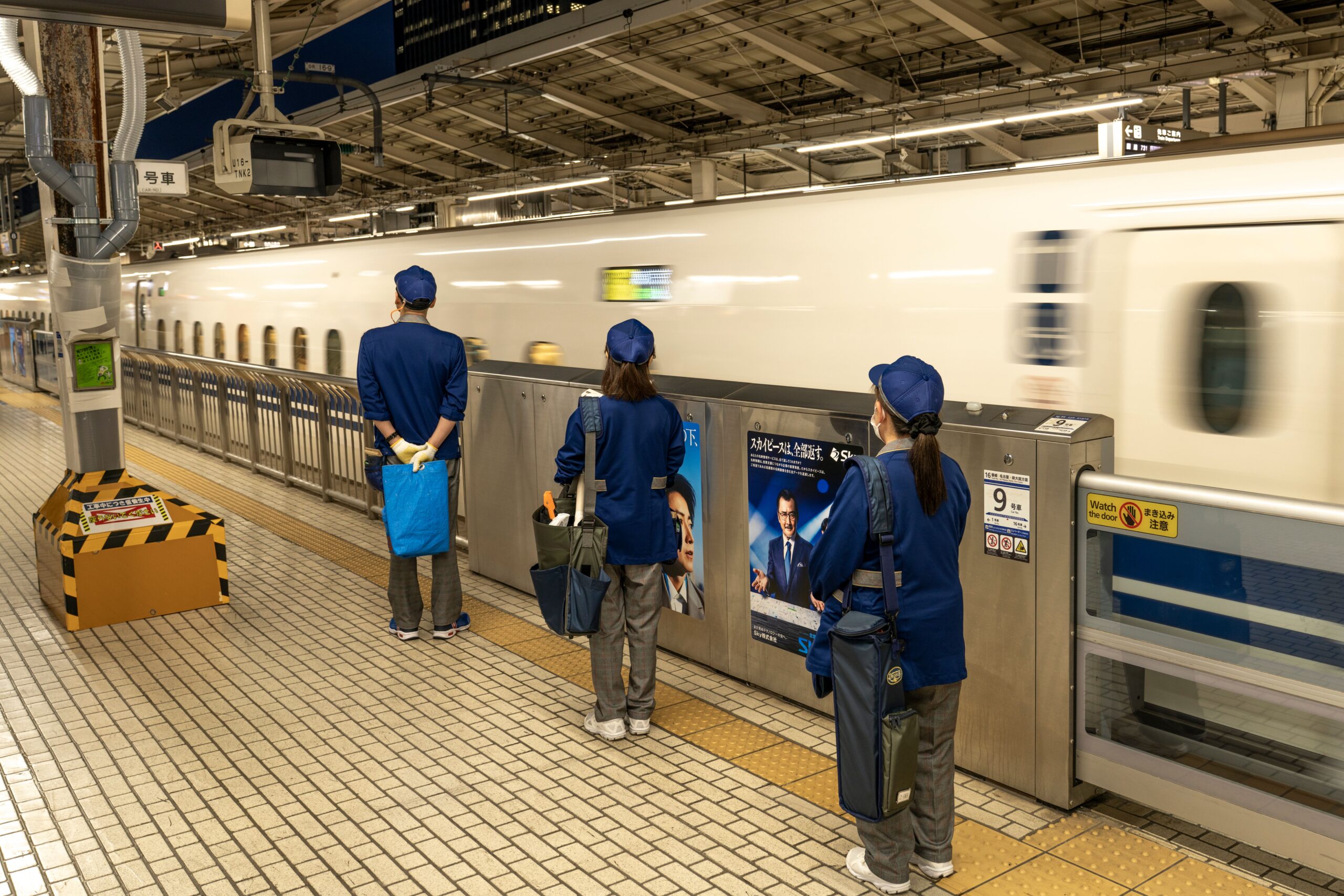 Salários e setores que contratam brasileiros no Japão em 2026 Trabalhador estrangeiro em ambiente industrial japonês