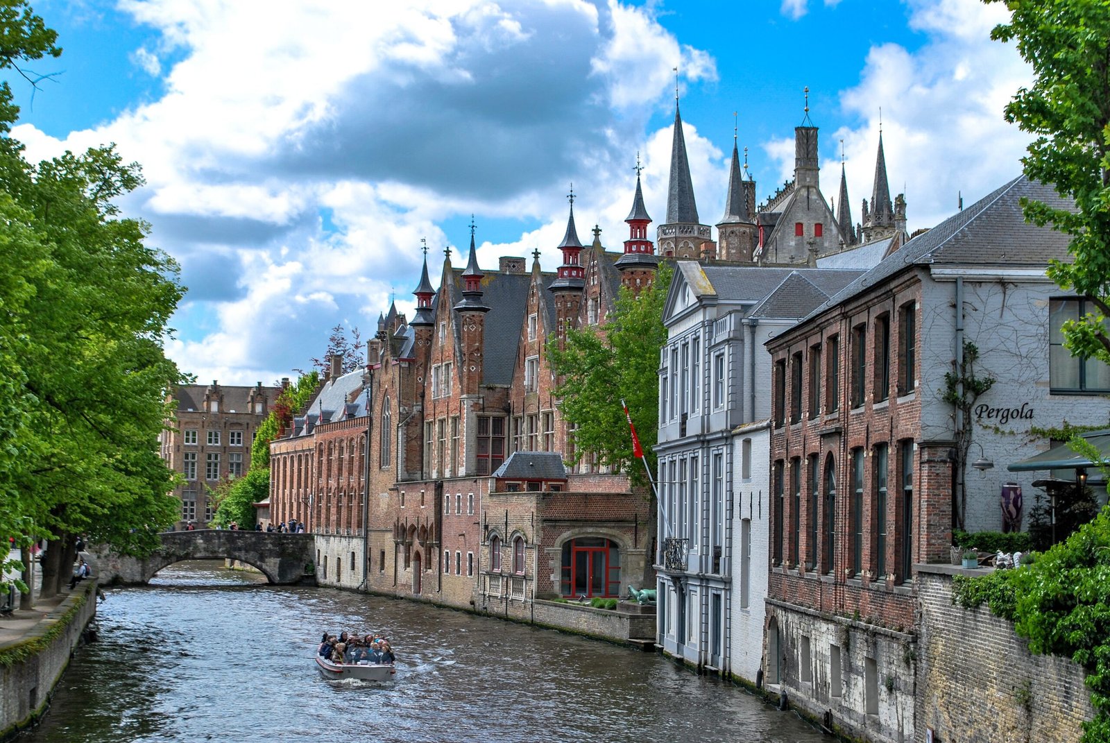 Vale a pena trabalhar na Bélgica ganhando o salário mínimo em 2026 Pessoa trabalhando em escritório moderno representando o mercado de trabalho qualificado na Bélgica