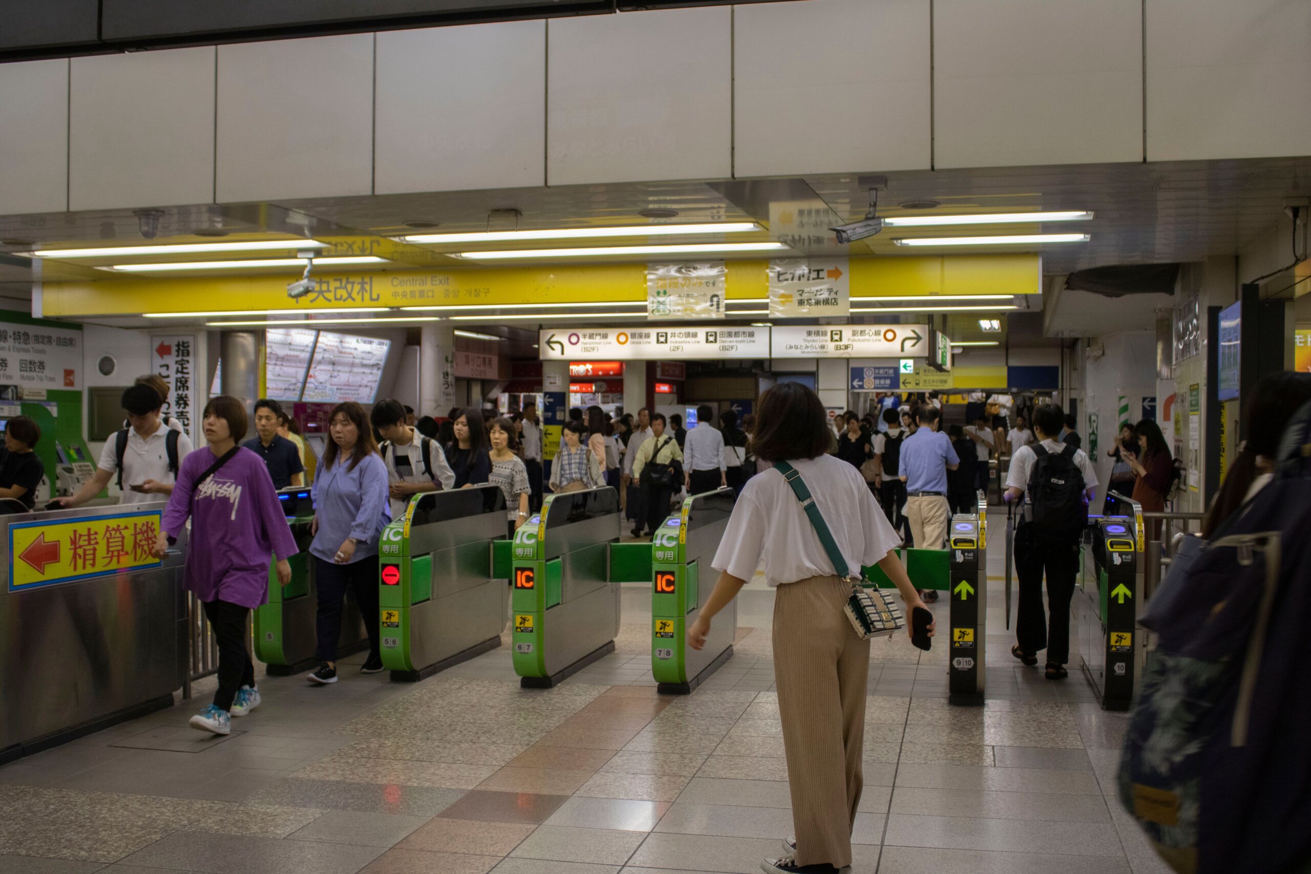 Detalhes práticos de quem usa cartão internacional no Japão Viajante usando cartão internacional em loja no Japão em 2026