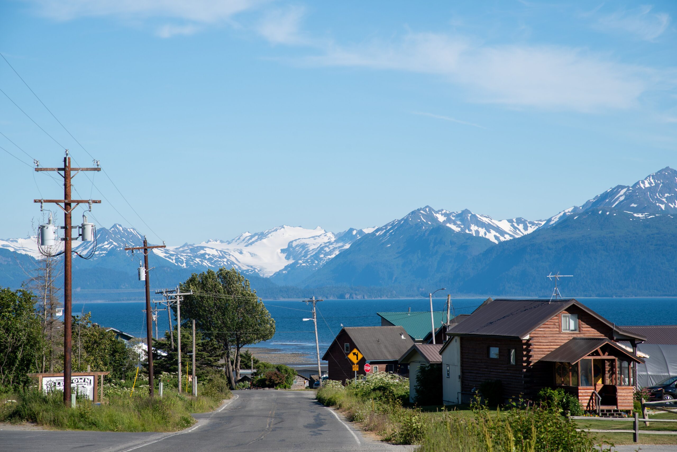 Paisagem de montanhas nevadas e água gelada no Alasca, destino de viagem em 2026