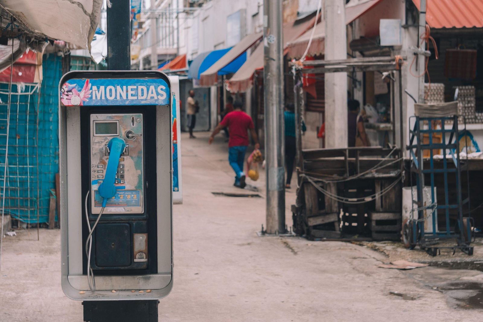 No comércio local de Honduras, dinheiro em espécie ainda é a regra Rua movimentada em cidade de Honduras com comércio local
