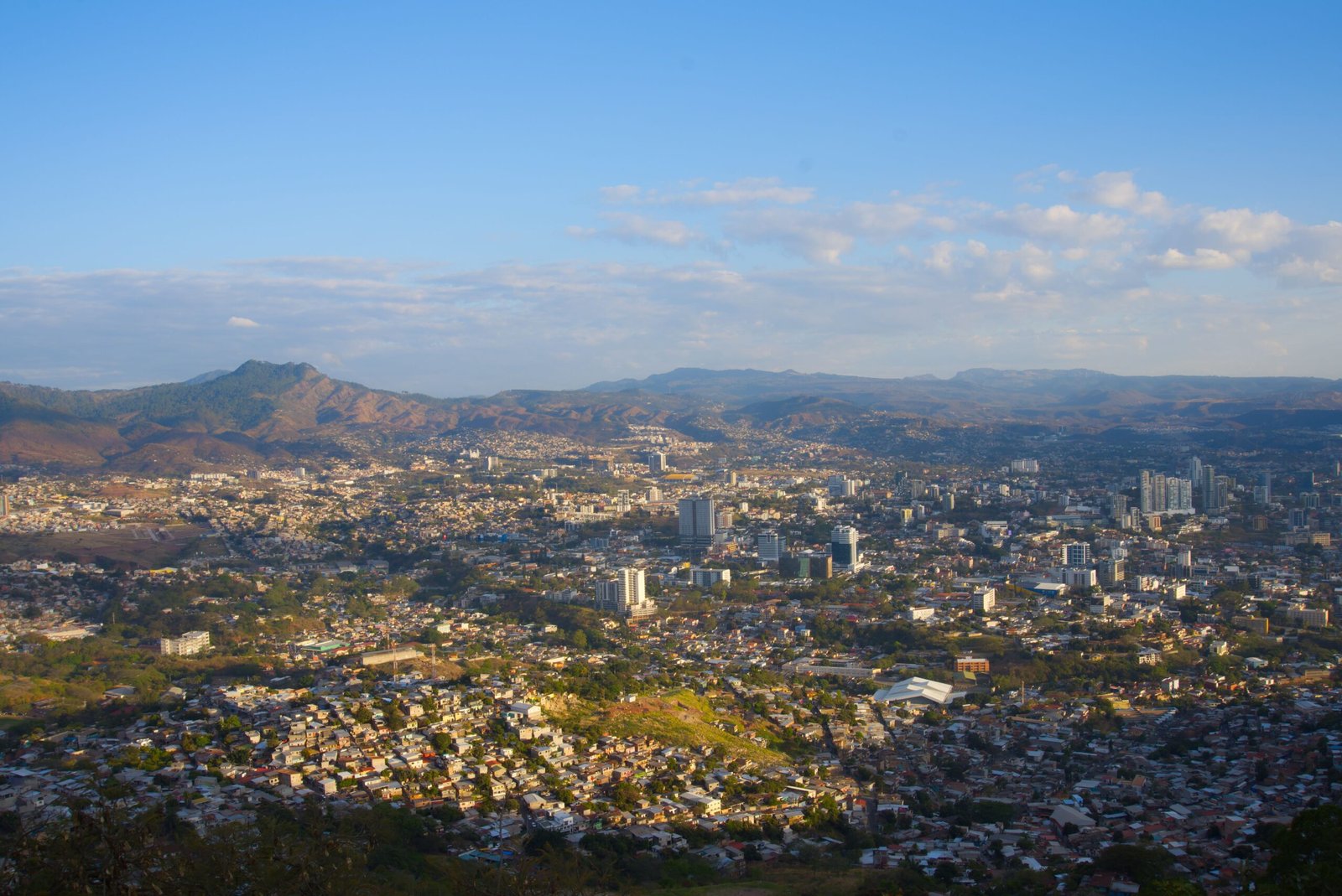 Custo de vida em Honduras 2026 Rua de cidade em Honduras com comércio local
