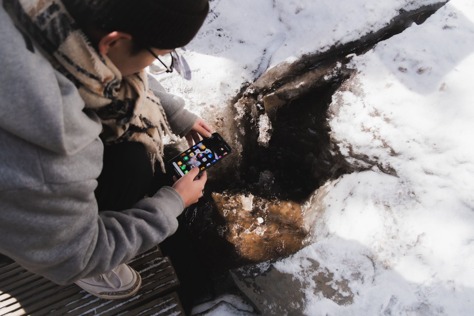 Viajante usando o celular em ambiente externo no Alasca durante o verão com luz do dia estendida