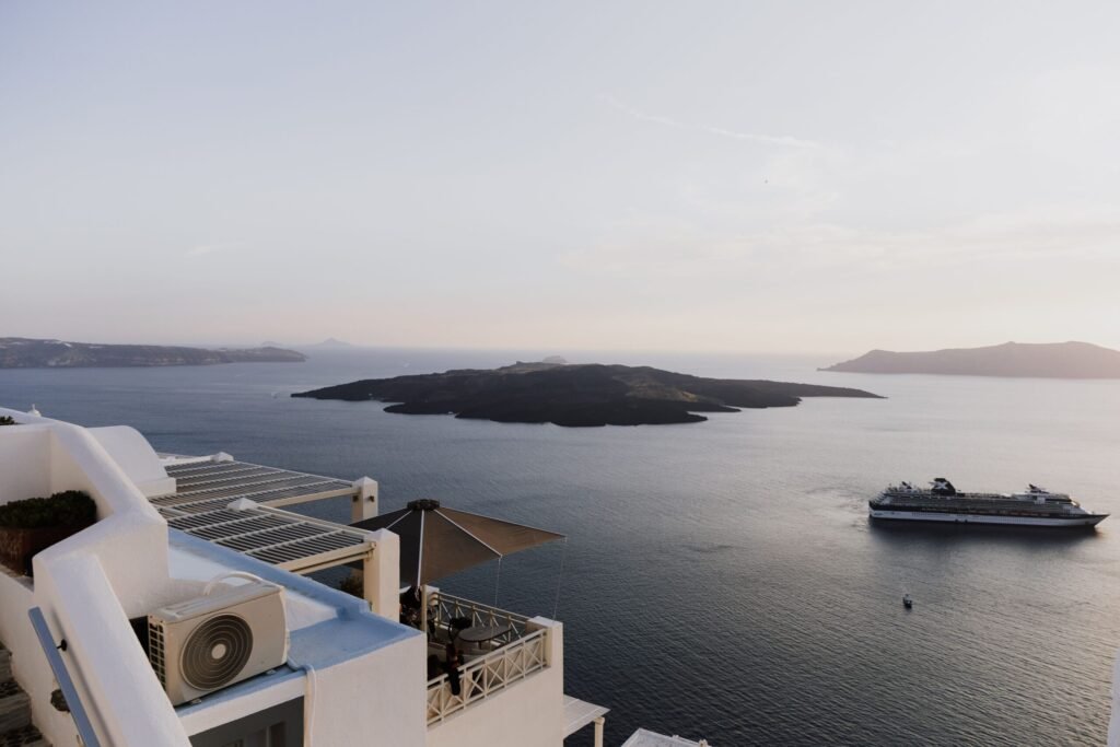 Cruzeiro pelas Ilhas Gregas em 2026: Vale a Pena? Dicas e Navios Passageiros descendo do tender de resgate para desembarcar no porto antigo de uma ilha grega ao entardecer.