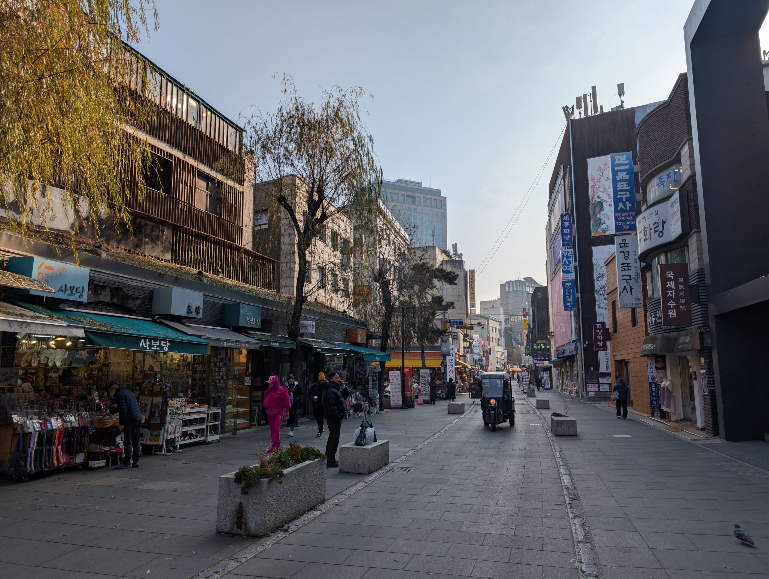 Brasileiro avaliando oportunidades de trabalho e salário mínimo na Coreia do Sul em 2026
