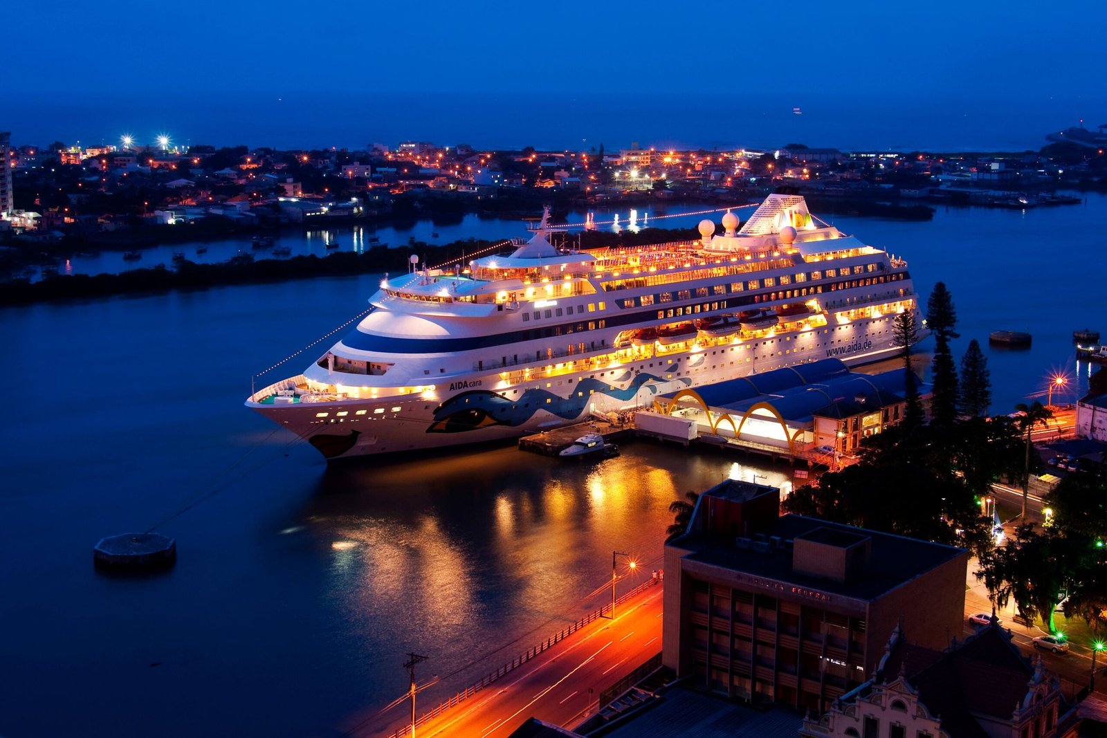 Navio de cruzeiro internacional navegando ao pôr do sol, cenário ideal para planejar como pagar gastos em cruzeiro