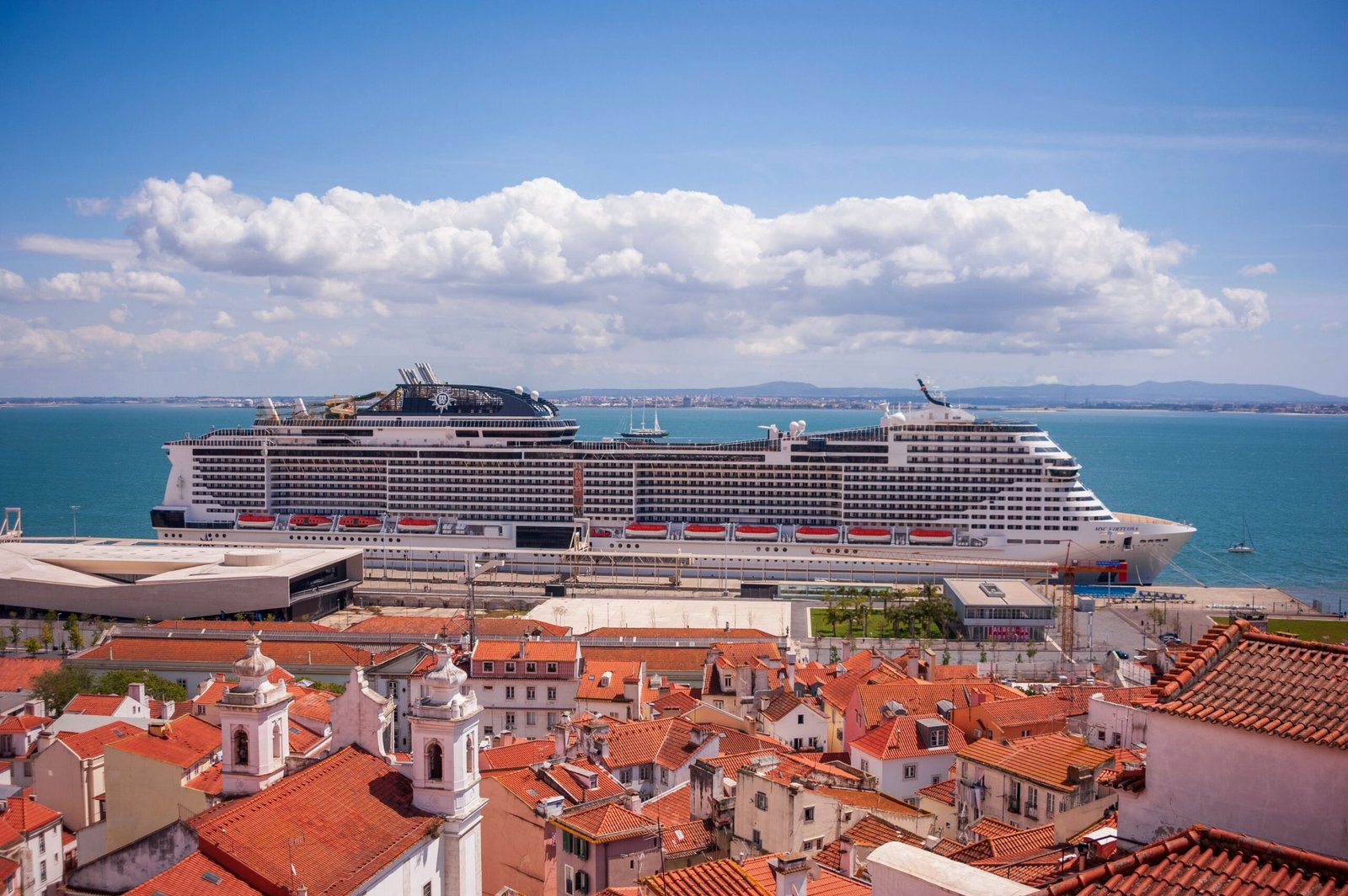 Navio de cruzeiro em travessia transatlântica de cruzeiro do Brasil para a Europa ao amanhecer