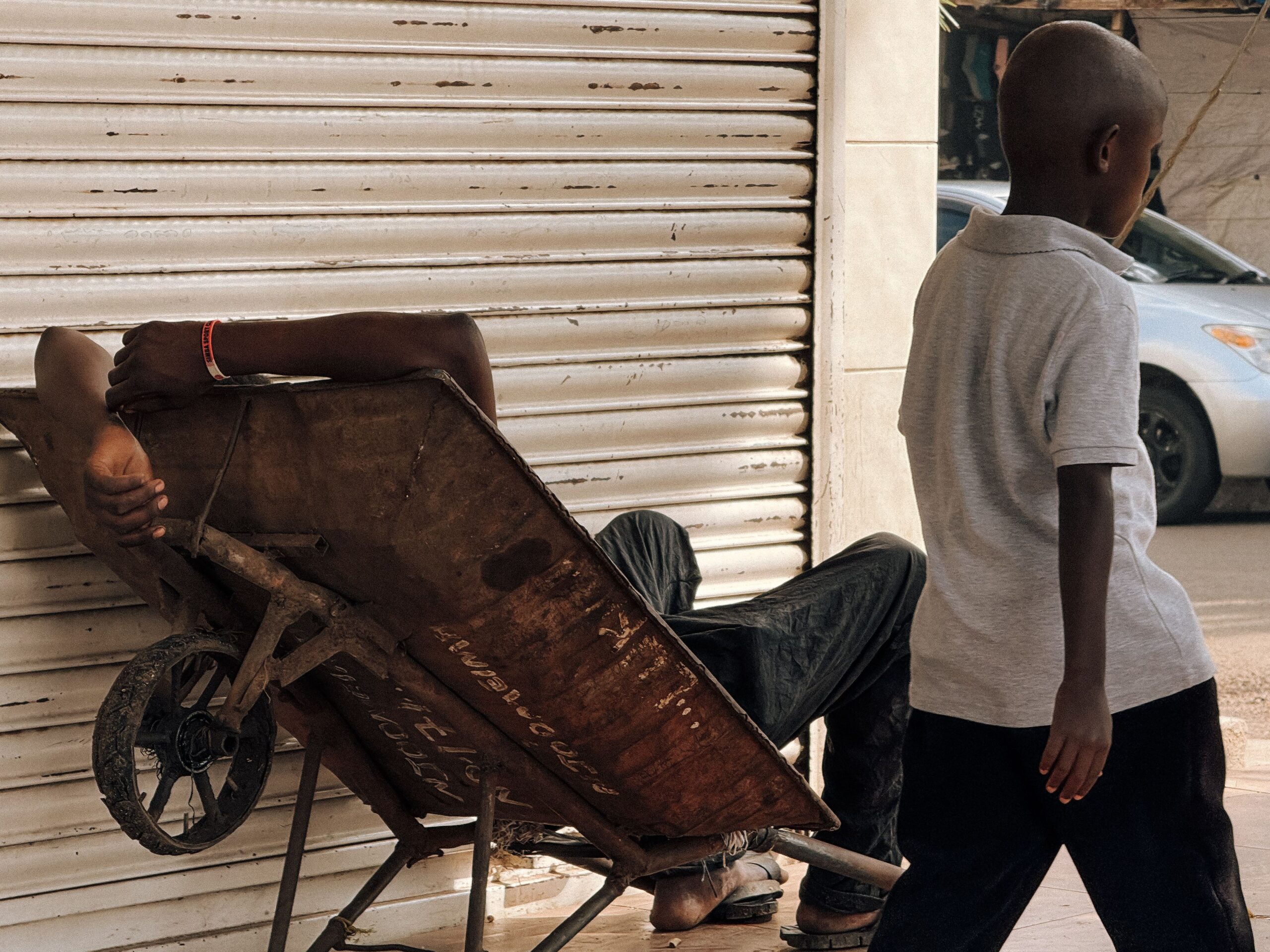 Conversão do salário mínimo tanzaniano para reais em 2026 Cédulas de xelim tanzaniano sendo convertidas para reais brasileiros