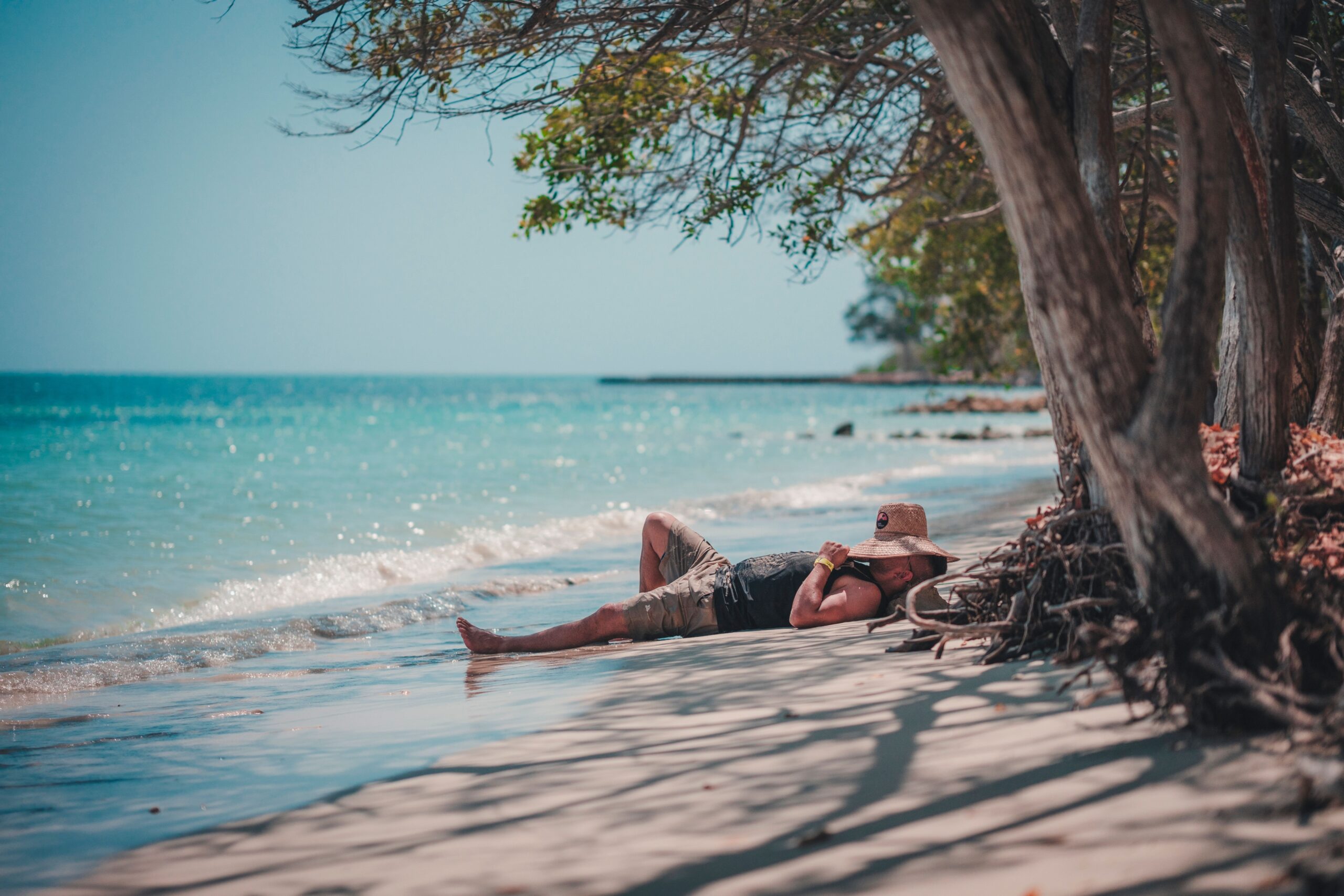 Viajar para a Jamaica em 2026 — pôr do sol em Negril Pôr do sol em Negril, Jamaica, com barcos na praia