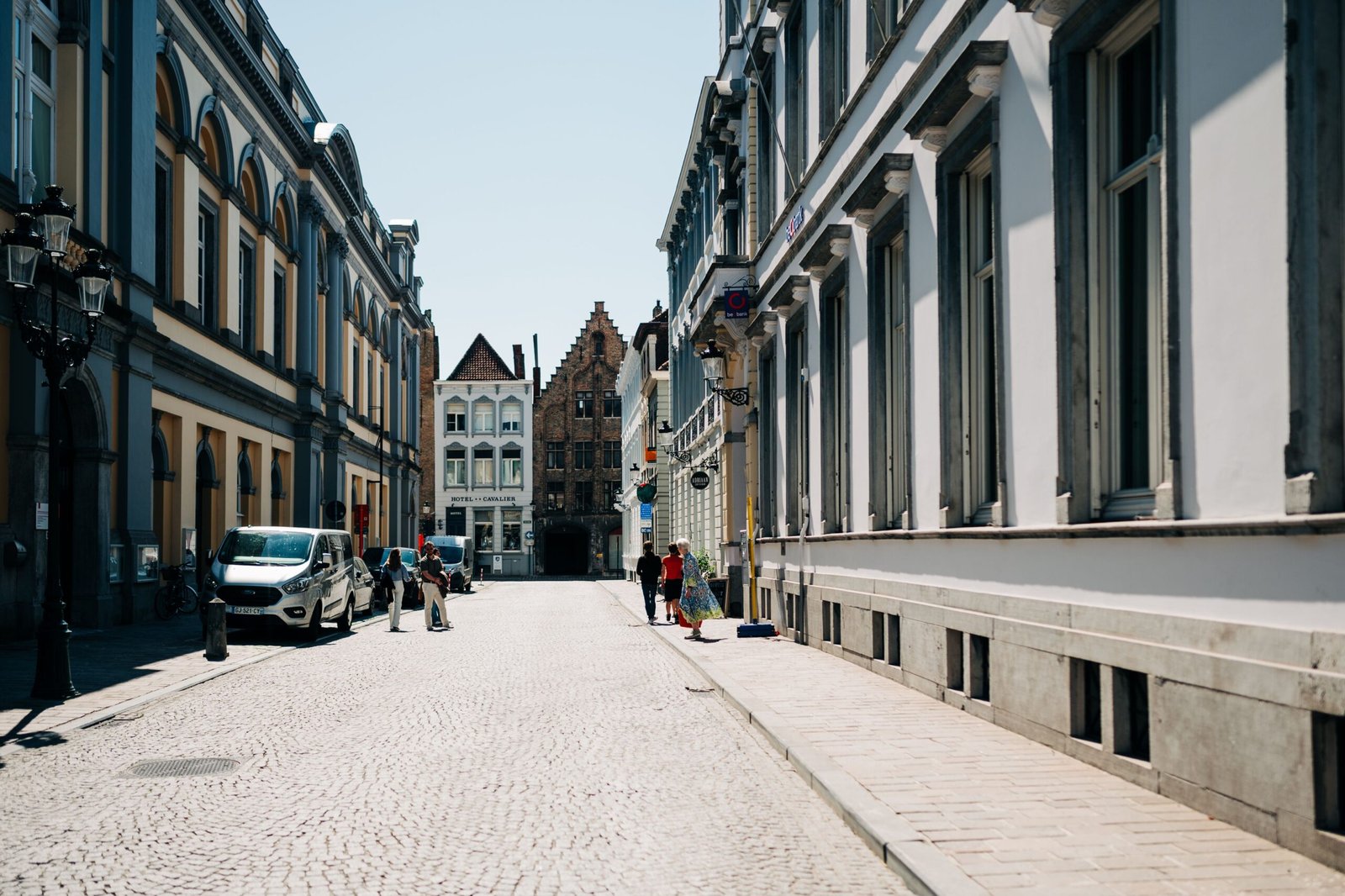 Canais e casas coloridas em cidade belga, referência de custo de vida