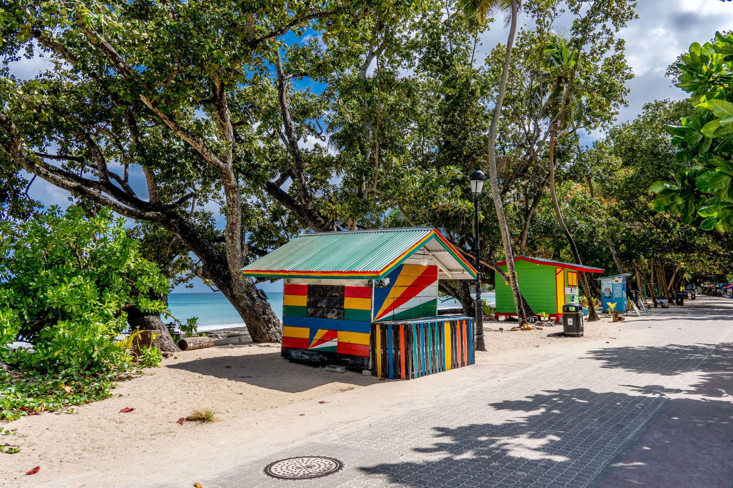 Salário mínimo na Jamaica em 2026 Praia caribenha na Jamaica representando o custo de vida e salário mínimo do país