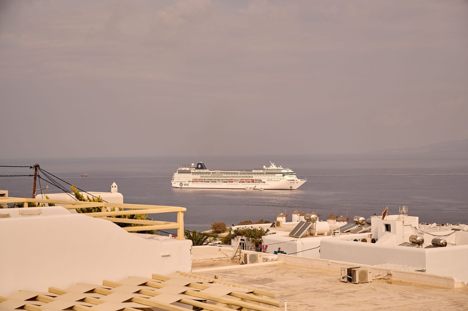 Subida do porto até Fira em Santorini durante escala de cruzeiro Turistas subindo a ladeira de Fira em Santorini vindos do porto de cruzeiro