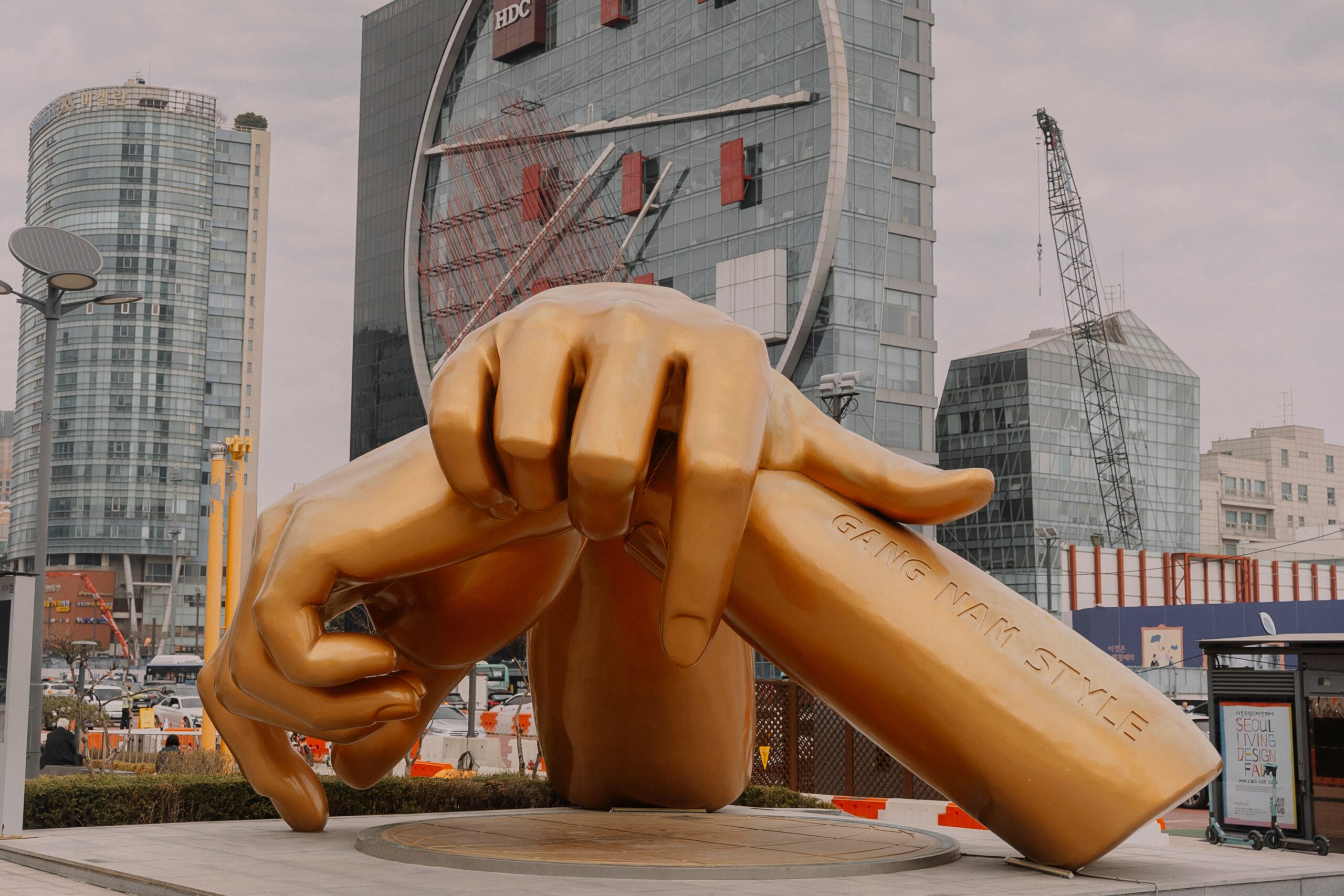 Vida urbana em Seul: como é morar na Coreia do Sul em 2026 Rua movimentada em Seul, Coreia do Sul, com letreiros iluminados e prédios modernos