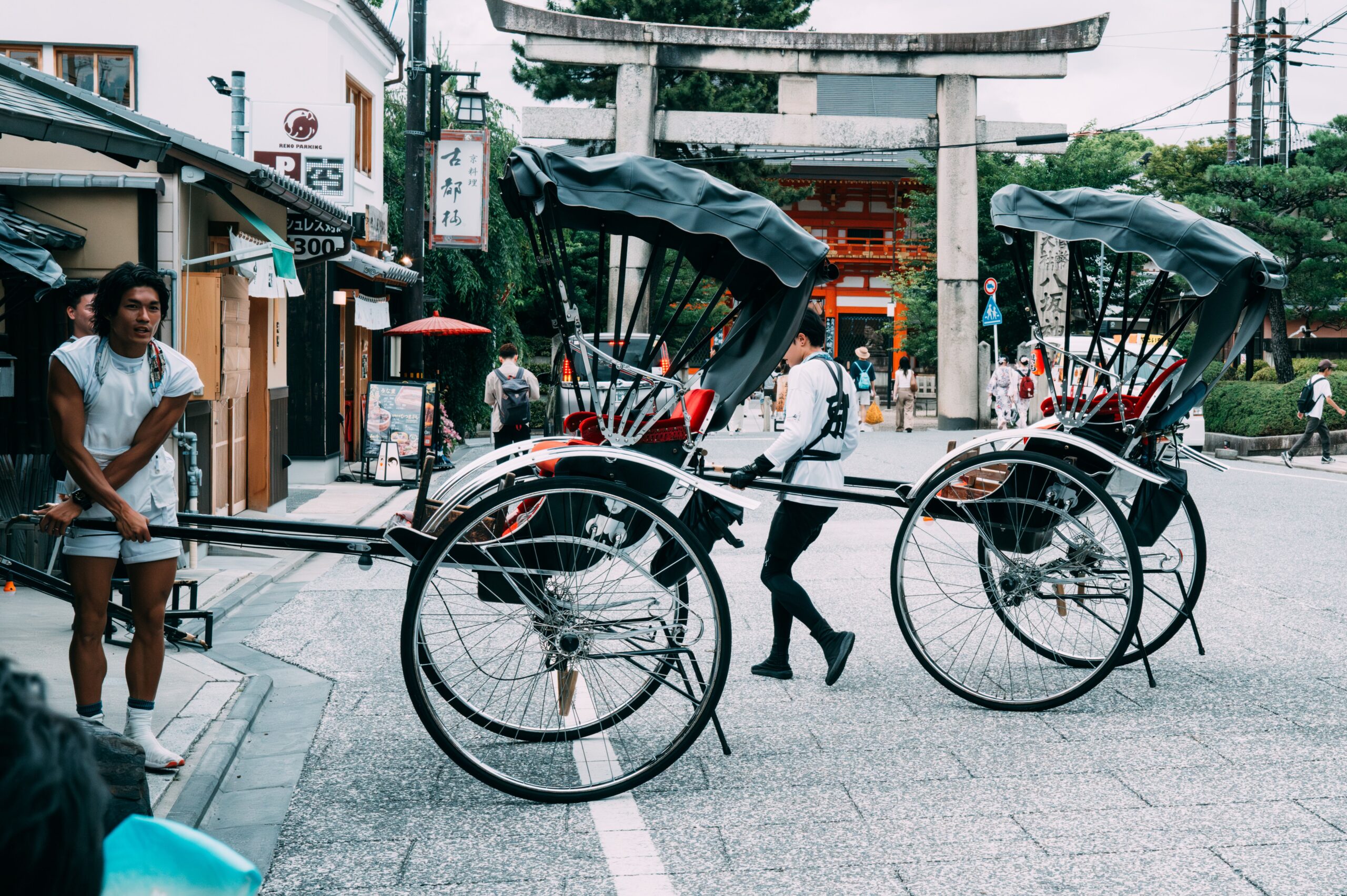 Japão vale a pena para brasileiros em 2026 Vista noturna de uma cidade japonesa com luzes e trânsito em 2026
