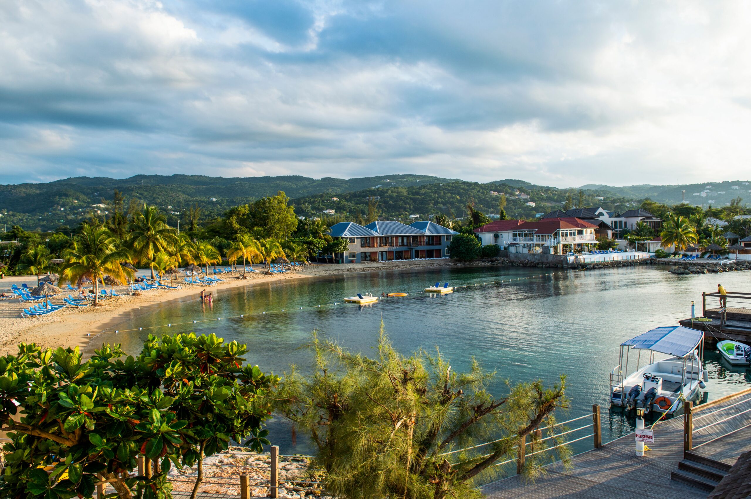 Trabalho remoto morando na Jamaica em 2026 Profissional trabalhando remotamente com notebook em ambiente tropical na Jamaica