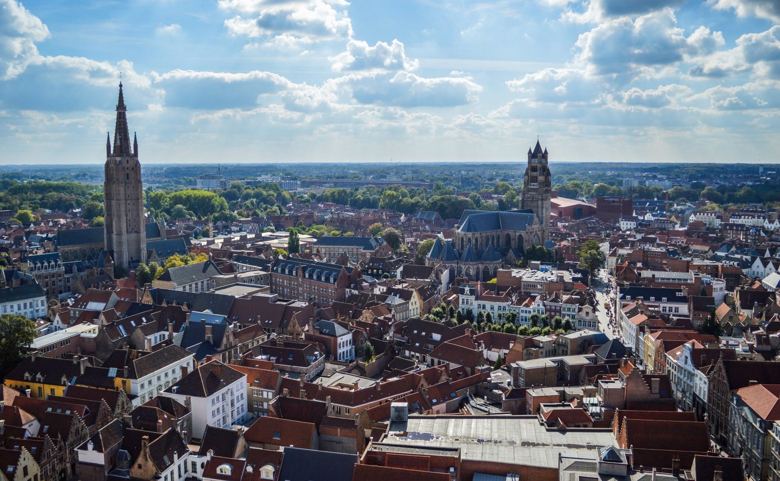 Documentos e passaporte organizados para pedido de visto de trabalho na Bélgica
