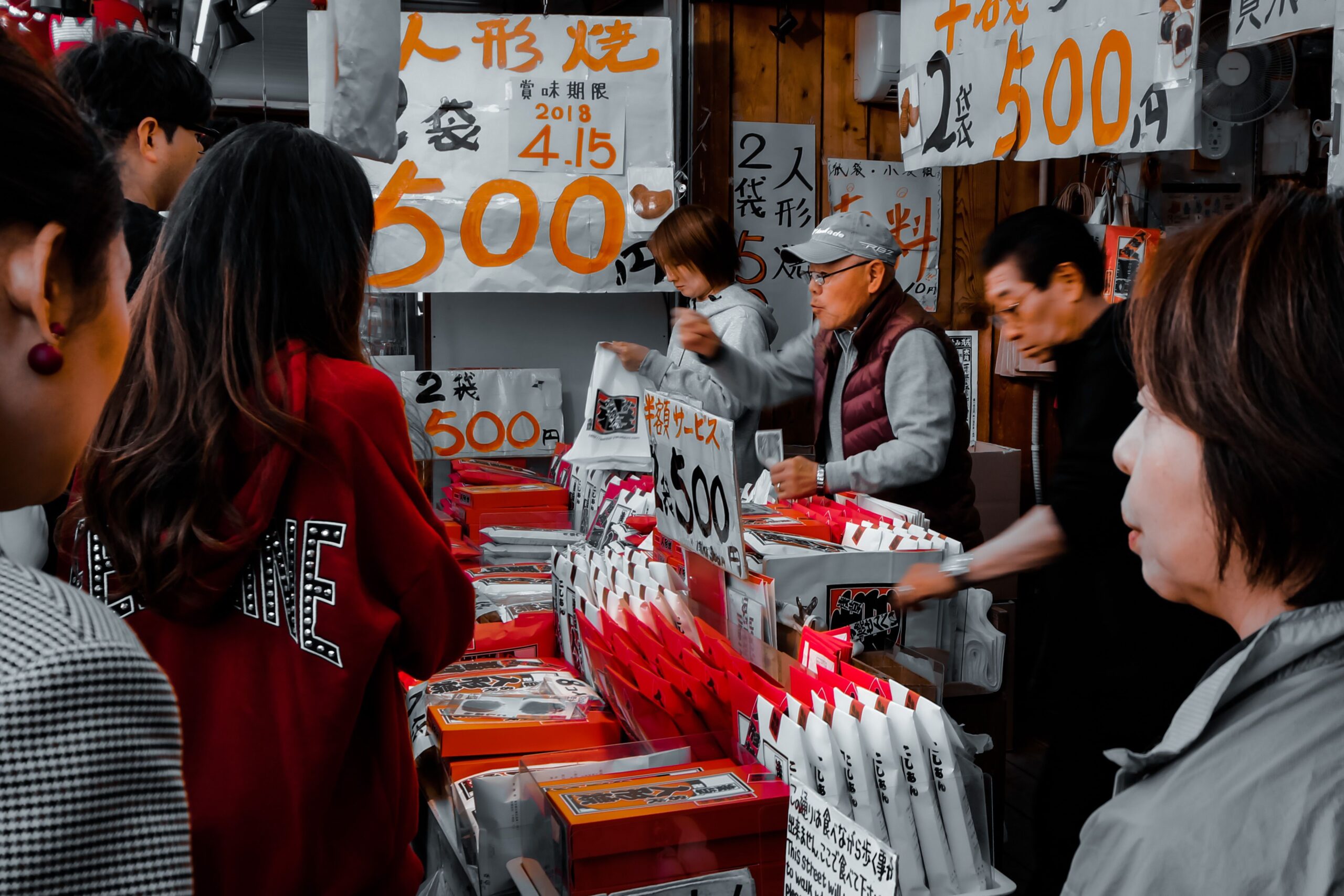 Mercado de trabalho no Japão em 2026 para brasileiros Fábrica japonesa com trabalhadores estrangeiros representando o mercado de trabalho no Japão em 2026