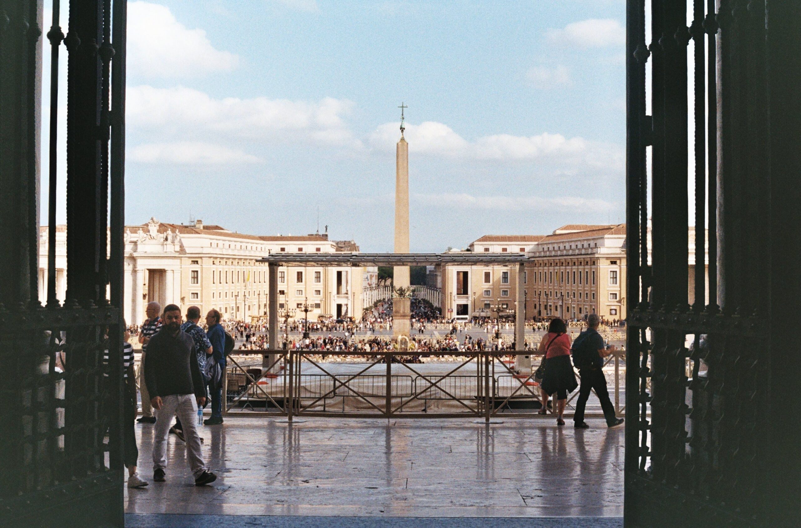 Ruas históricas de Roma perto do Vaticano com prédios residenciais onde funcionários da Santa Sé costumam morar