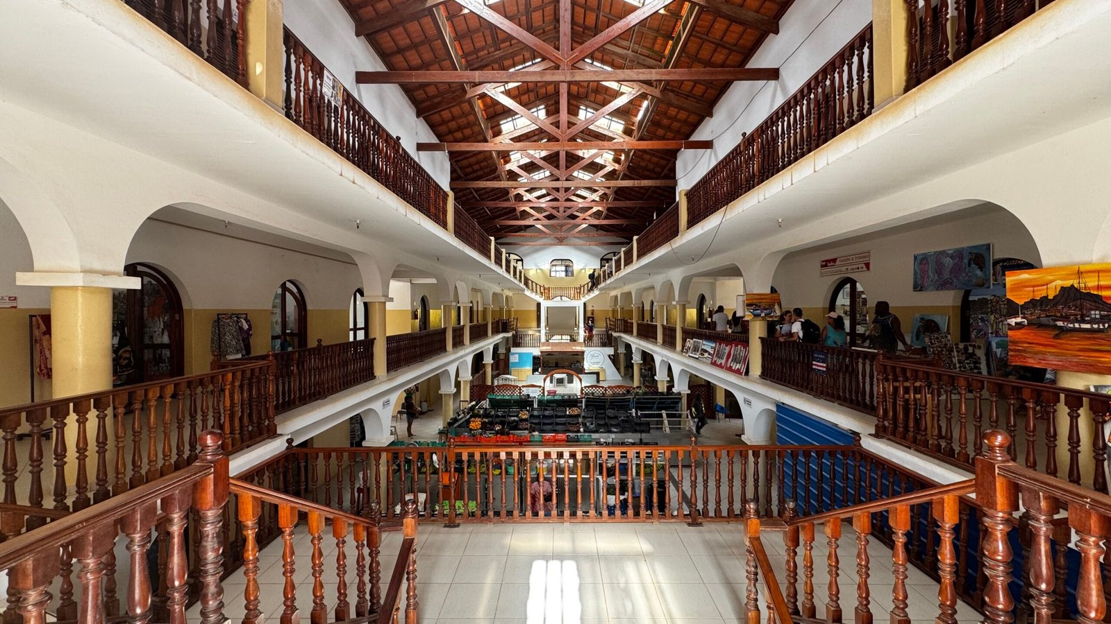 Cartão Nomad em Honduras: onde usar e onde levar dinheiro em espécie Viajante usando cartão internacional Nomad em Honduras