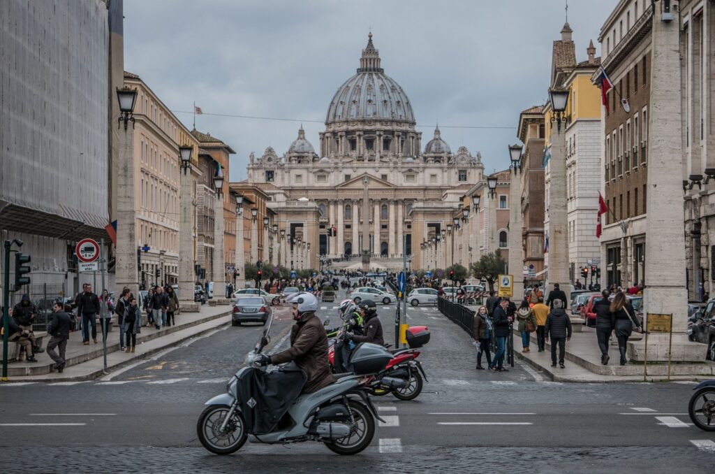 Visto de Trabalho para o Vaticano em 2026: Requisitos e Como Pedir Cartão de residência europeu e documentos de identificação italiana dispostos sobre uma escrivaninha organizada.
