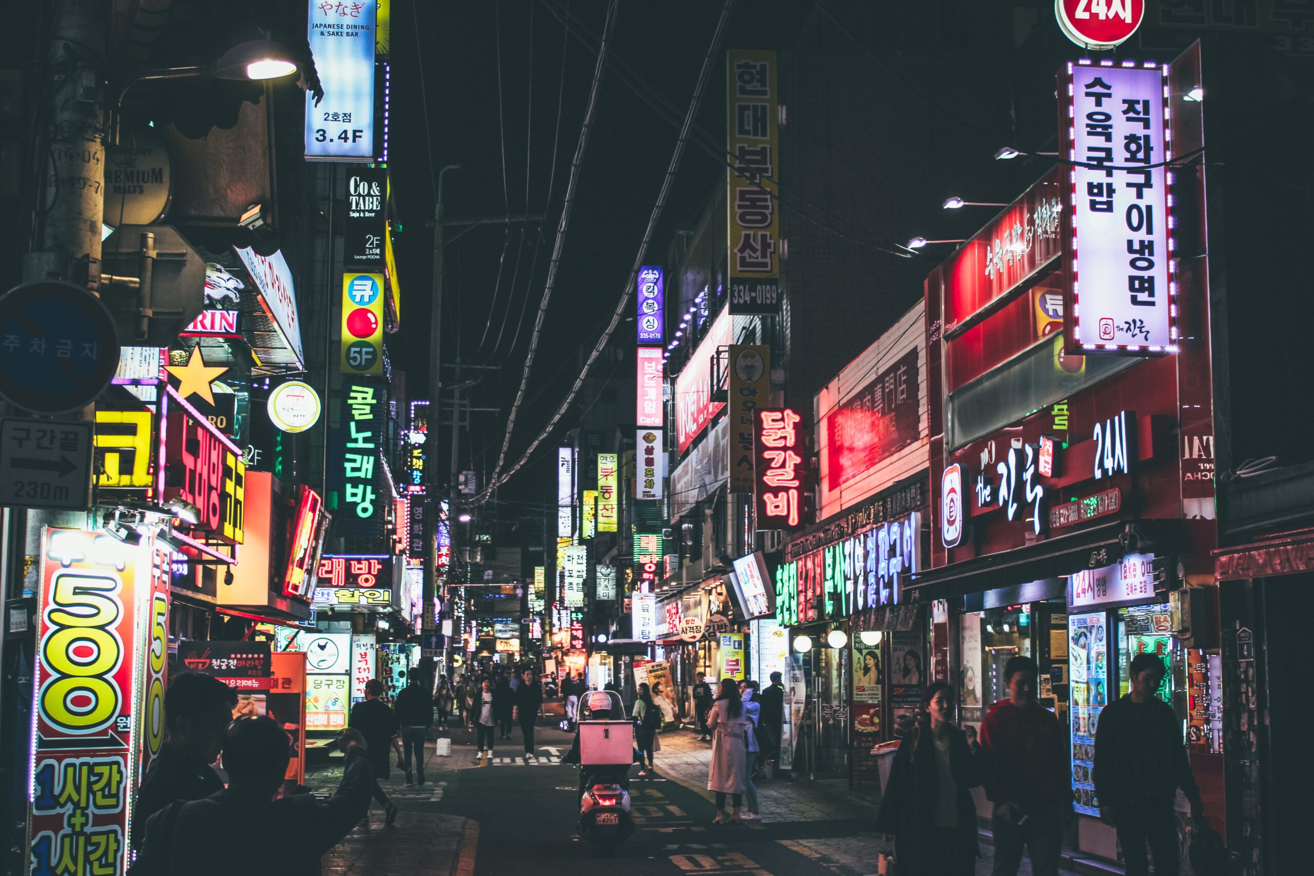 Cartão Nomad na Coreia do Sul Turista usando cartão Nomad para pagar em loja na Coreia do Sul