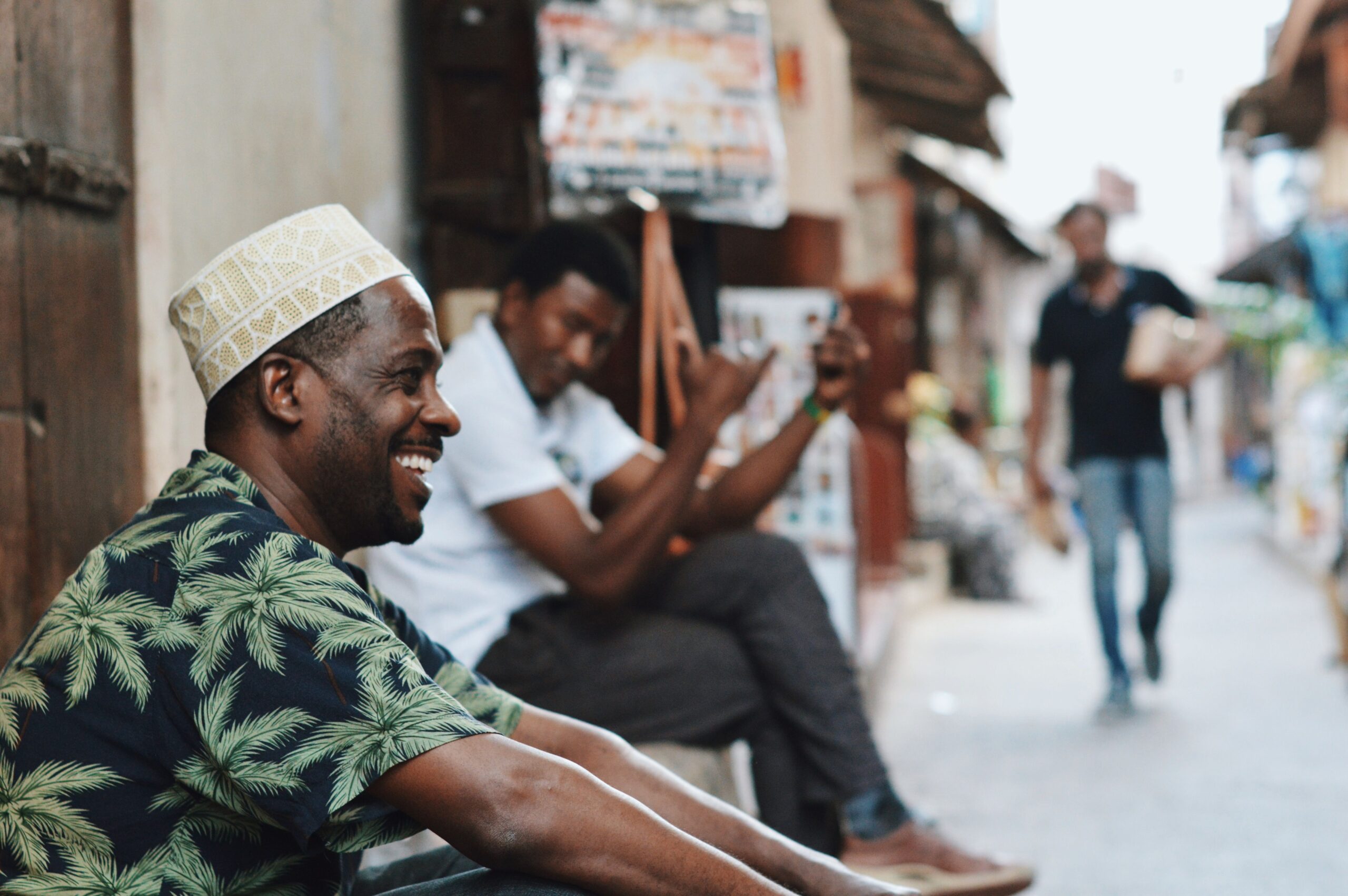 Cobertura de eSIM em Zanzibar Tanzânia Praia de Zanzibar na Tanzânia com águas azul-turquesa