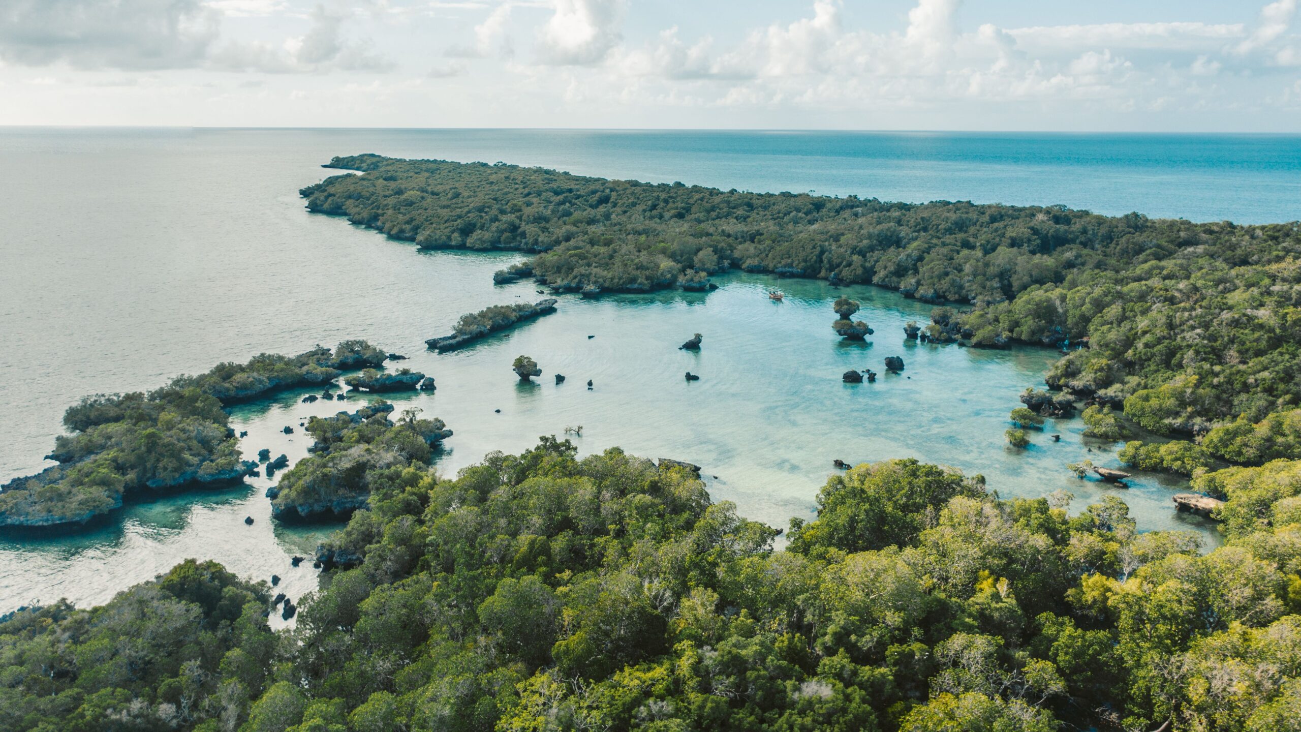 Zanzibar: praias do arquipélago da Tanzânia Praia de Zanzibar na Tanzânia com água azul-turquesa