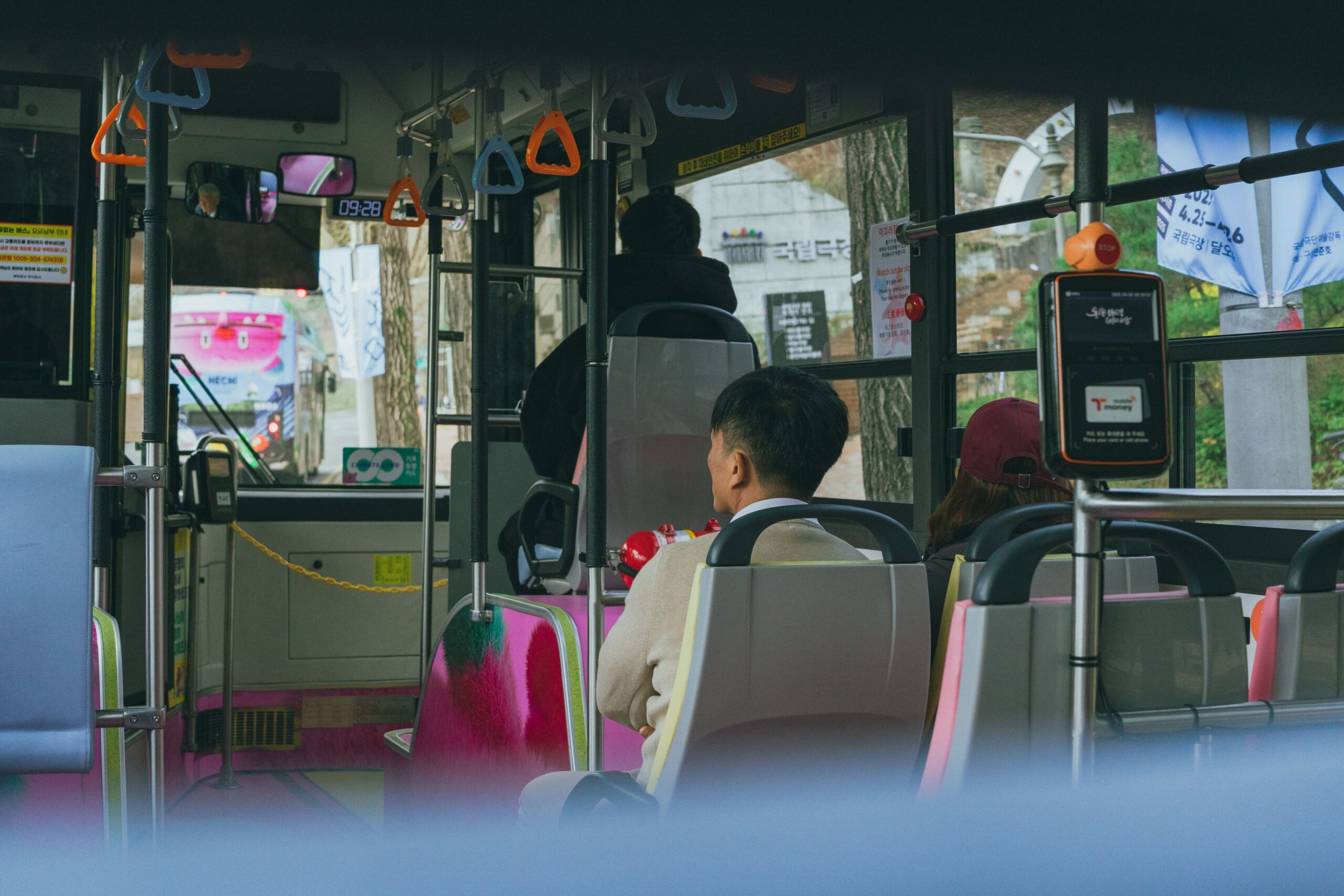 Contraste entre tradição e modernidade na Coreia do Sul em 2026 Templo tradicional coreano em meio a prédios modernos em Seul