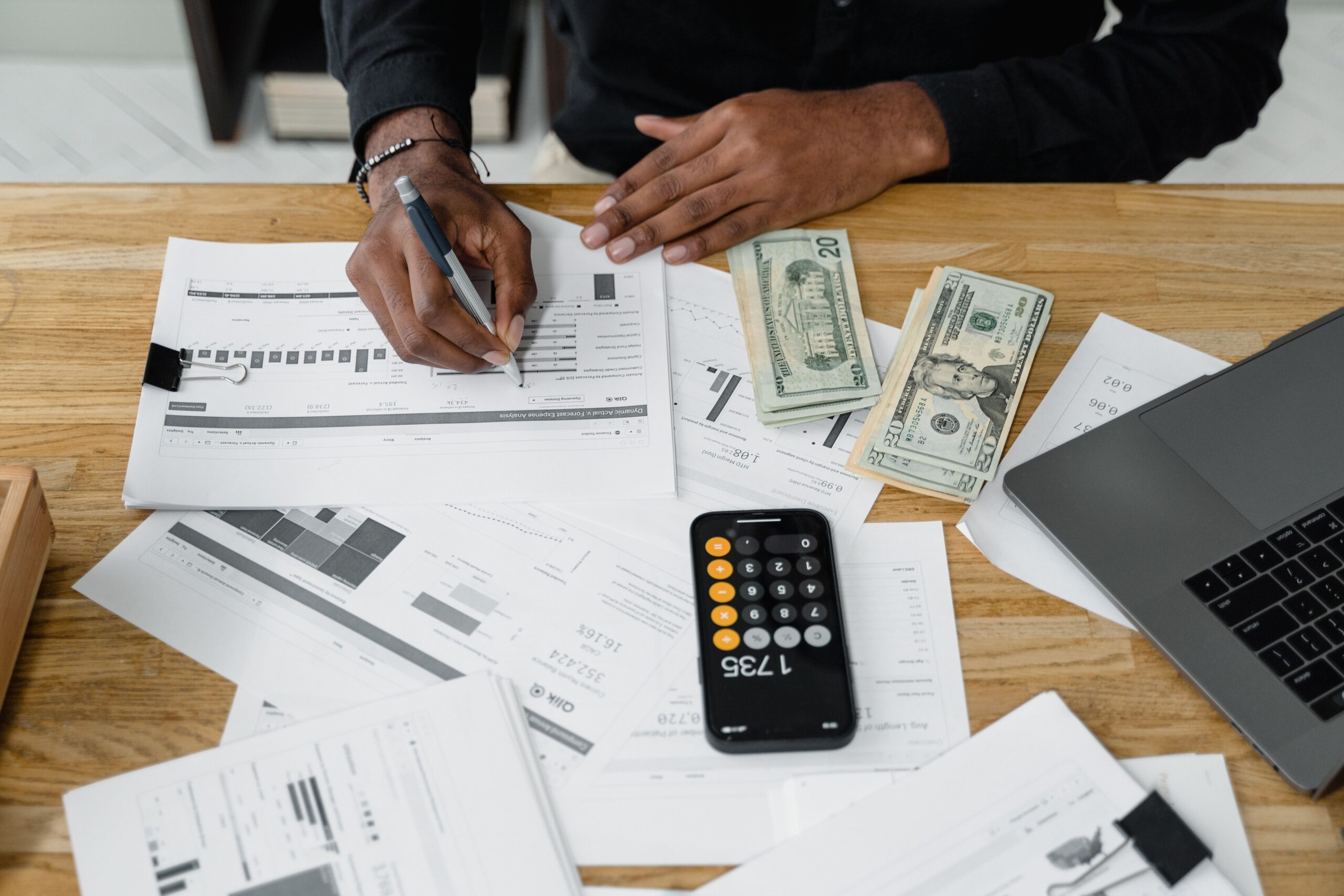 Mercado de trabalho na Tanzânia para brasileiros em 2026 Profissional analisando oportunidades de trabalho na Tanzânia em 2026