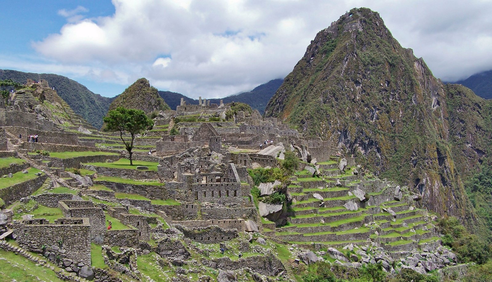 Custo de vida em Lima comparado a Machu Picchu Praça histórica de Lima com arquitetura colonial peruana