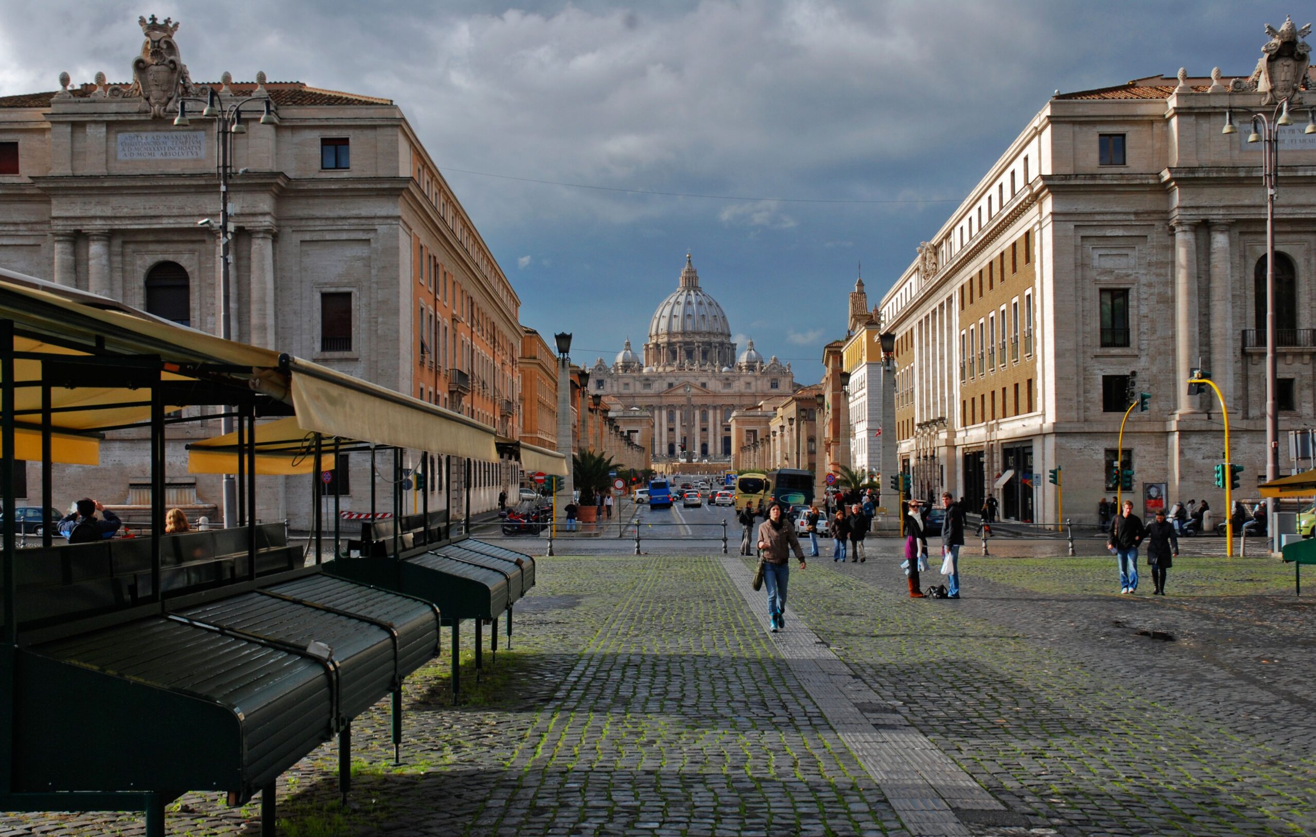 Entrada dos Museus Vaticanos em Roma Fila de turistas em frente aos Museus Vaticanos e à Basílica de São Pedro em Roma