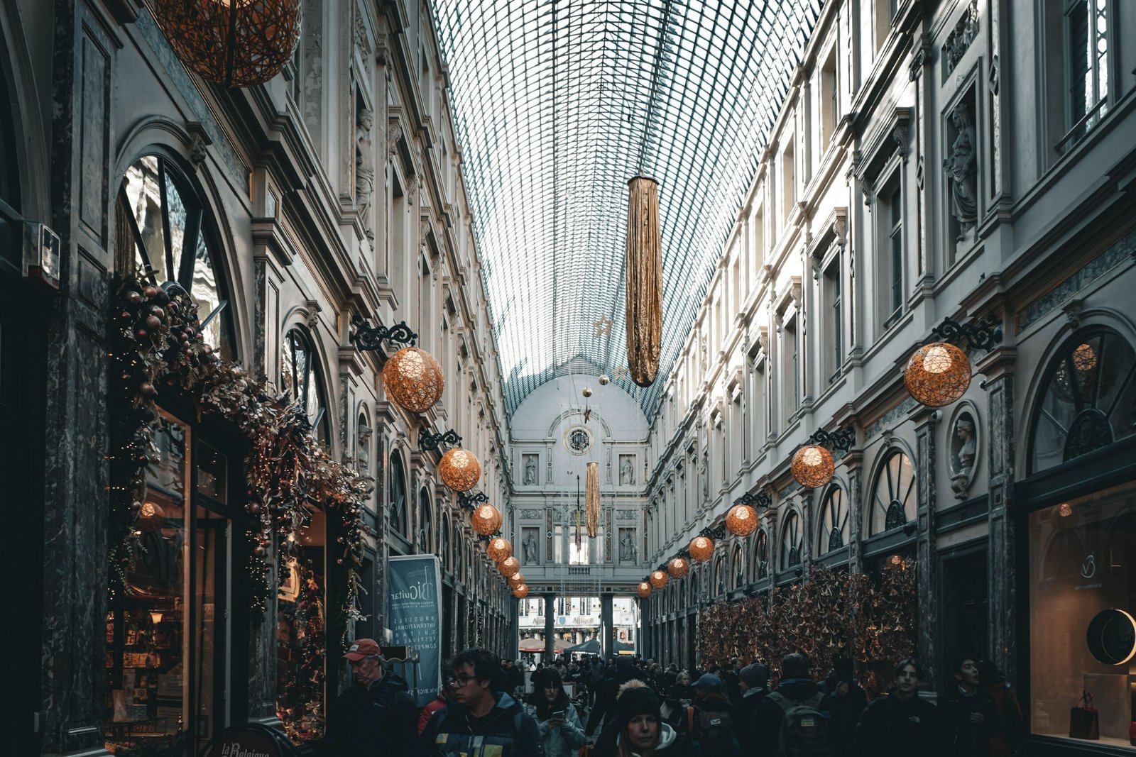 Bancontact e cartões internacionais na Bélgica em 2026 Máquina de pagamento por cartão em uma loja na Bélgica aceitando Bancontact e Visa