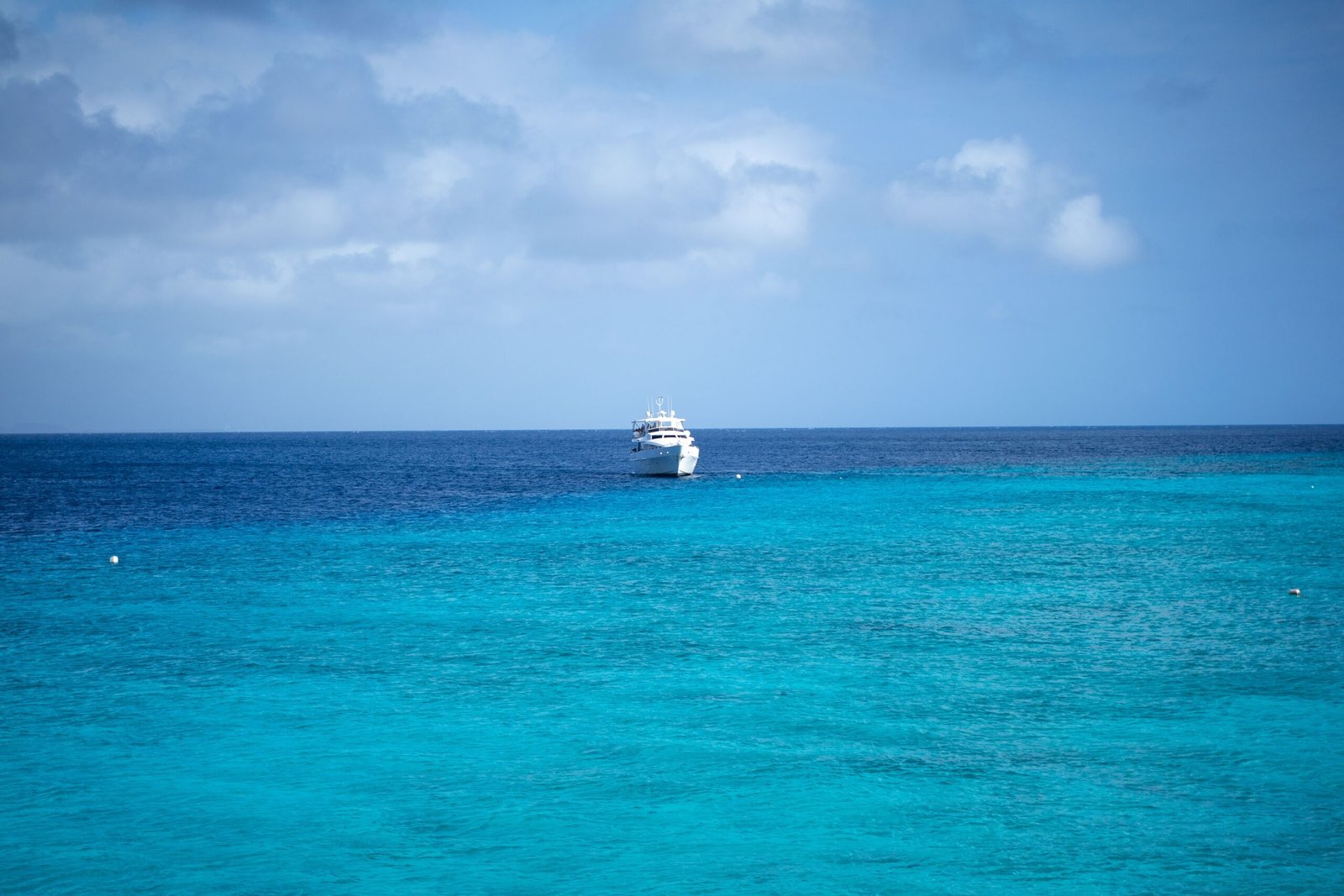 Vida a bordo em um cruzeiro no Caribe em 2026 Pôr do sol no mar do Caribe visto do convés de um cruzeiro em 2026